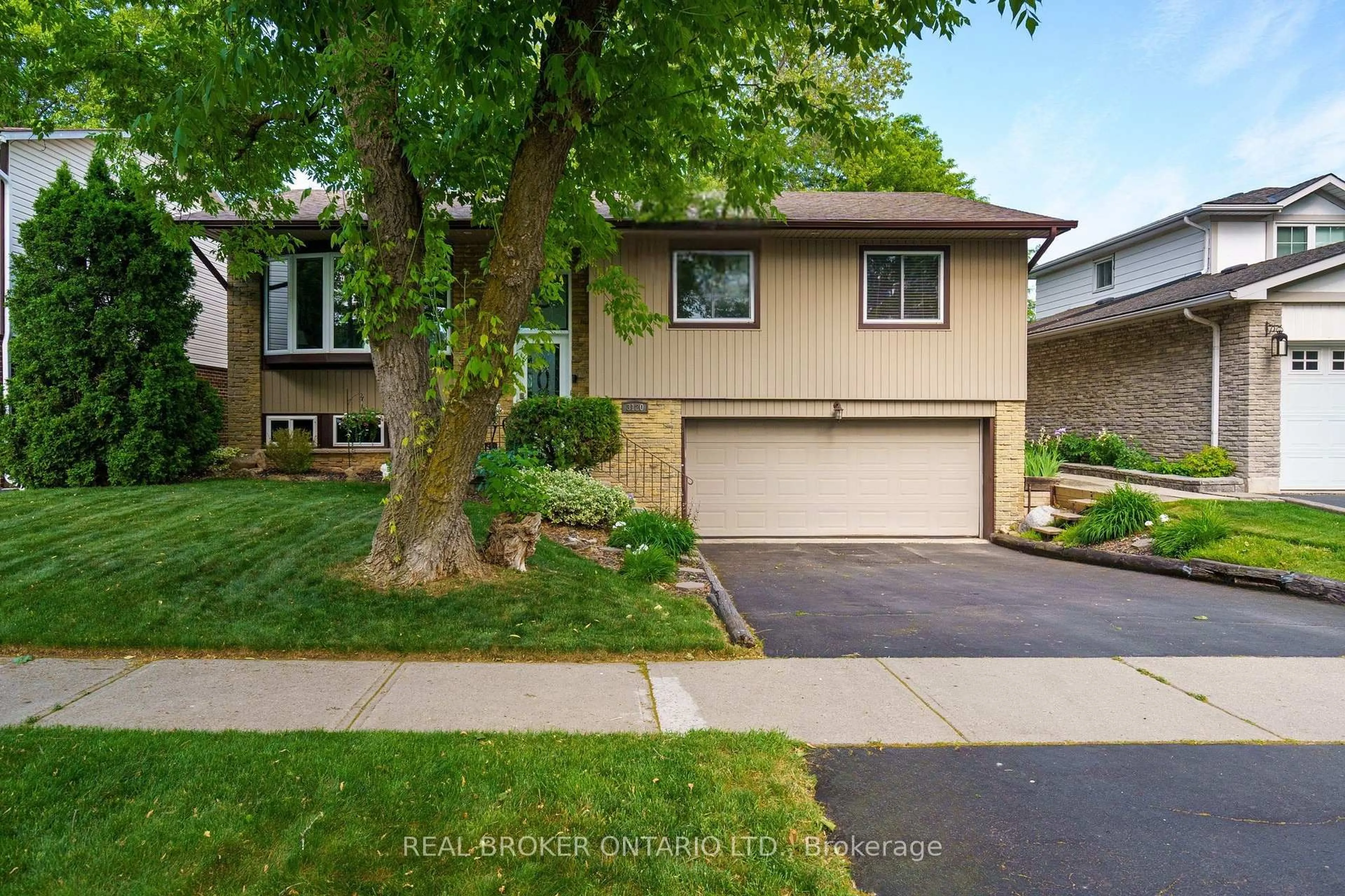 Home with vinyl exterior material, street for 3120 Bentworth Dr, Burlington Ontario L7M 1M2