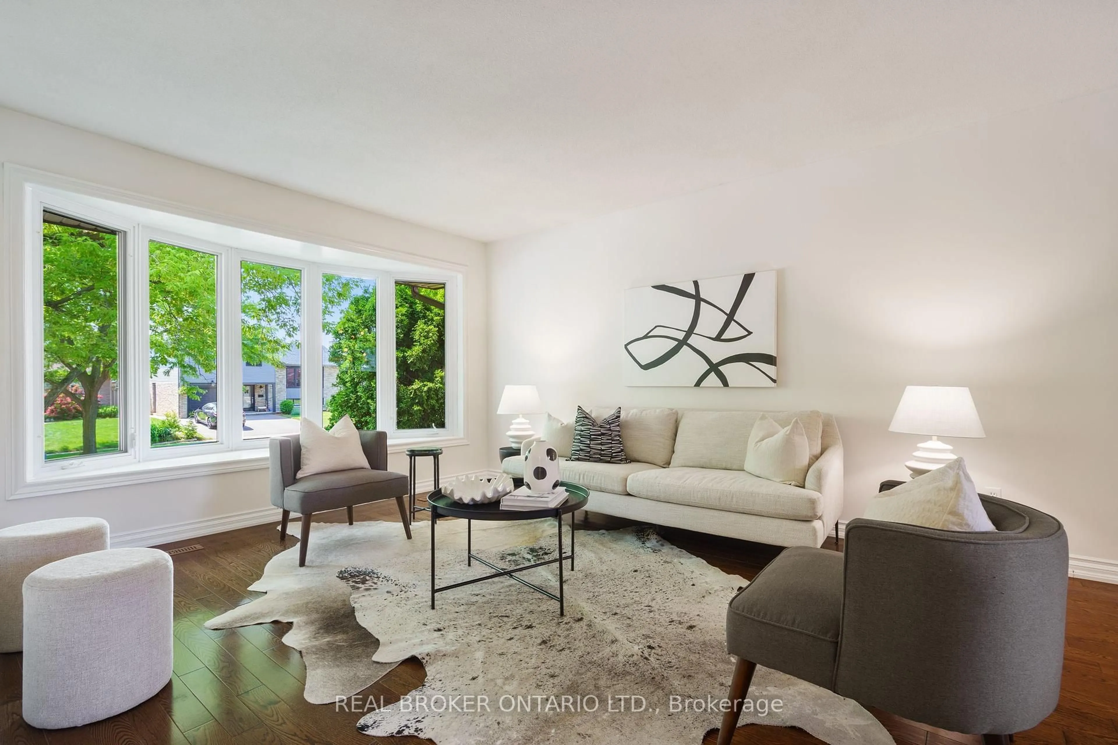 Living room with furniture, unknown for 3120 Bentworth Dr, Burlington Ontario L7M 1M2