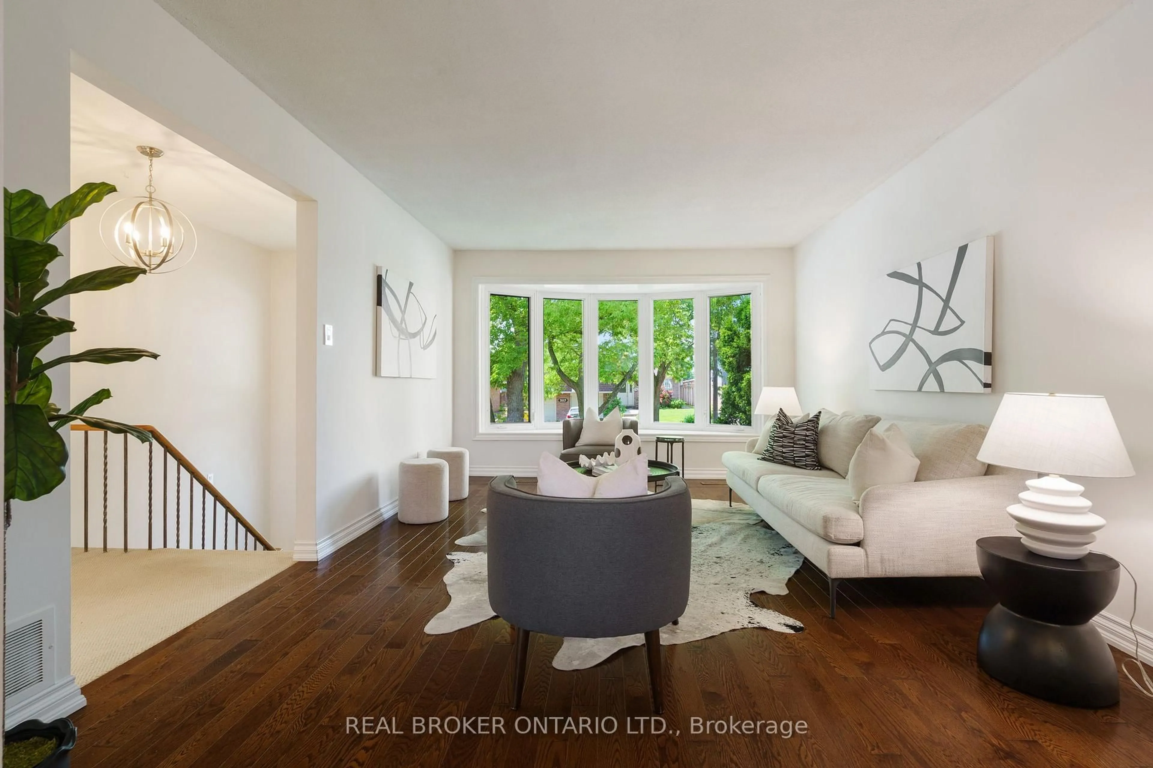 Living room with furniture, unknown for 3120 Bentworth Dr, Burlington Ontario L7M 1M2