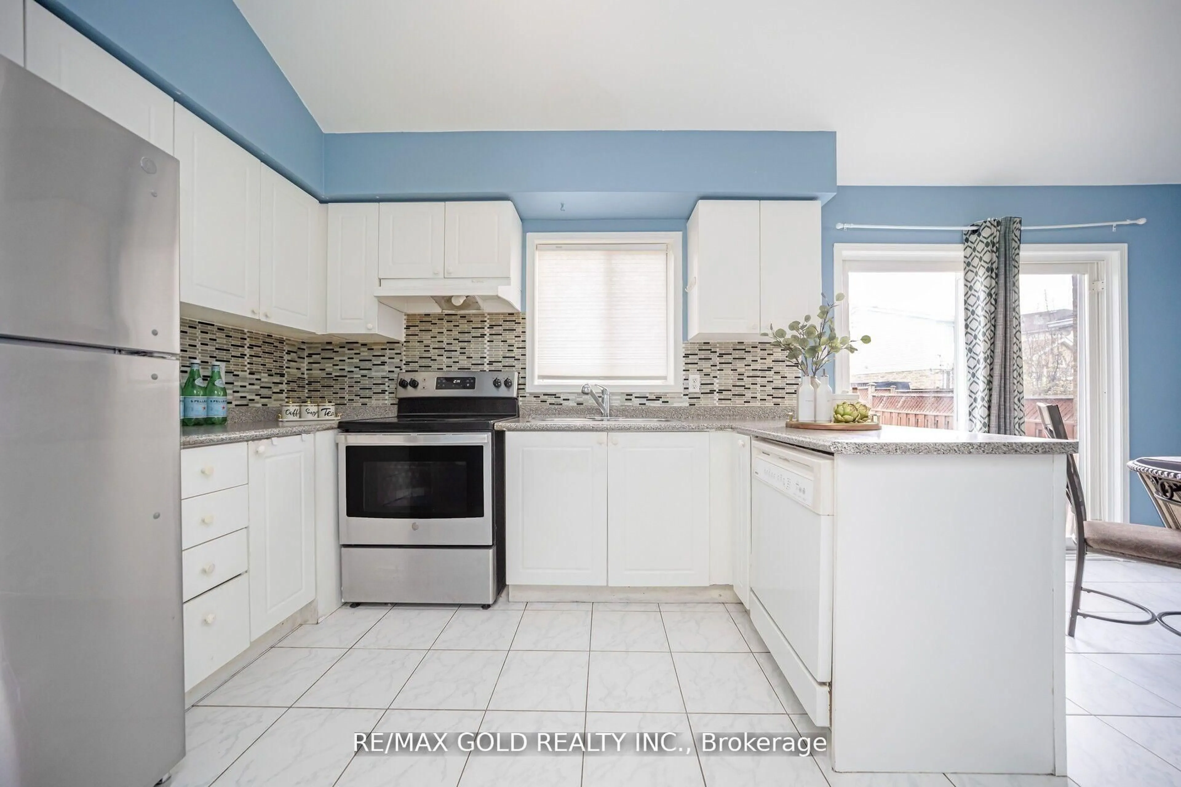 Standard kitchen, ceramic/tile floor for 108 Black Forest Dr, Brampton Ontario L6R 2E6