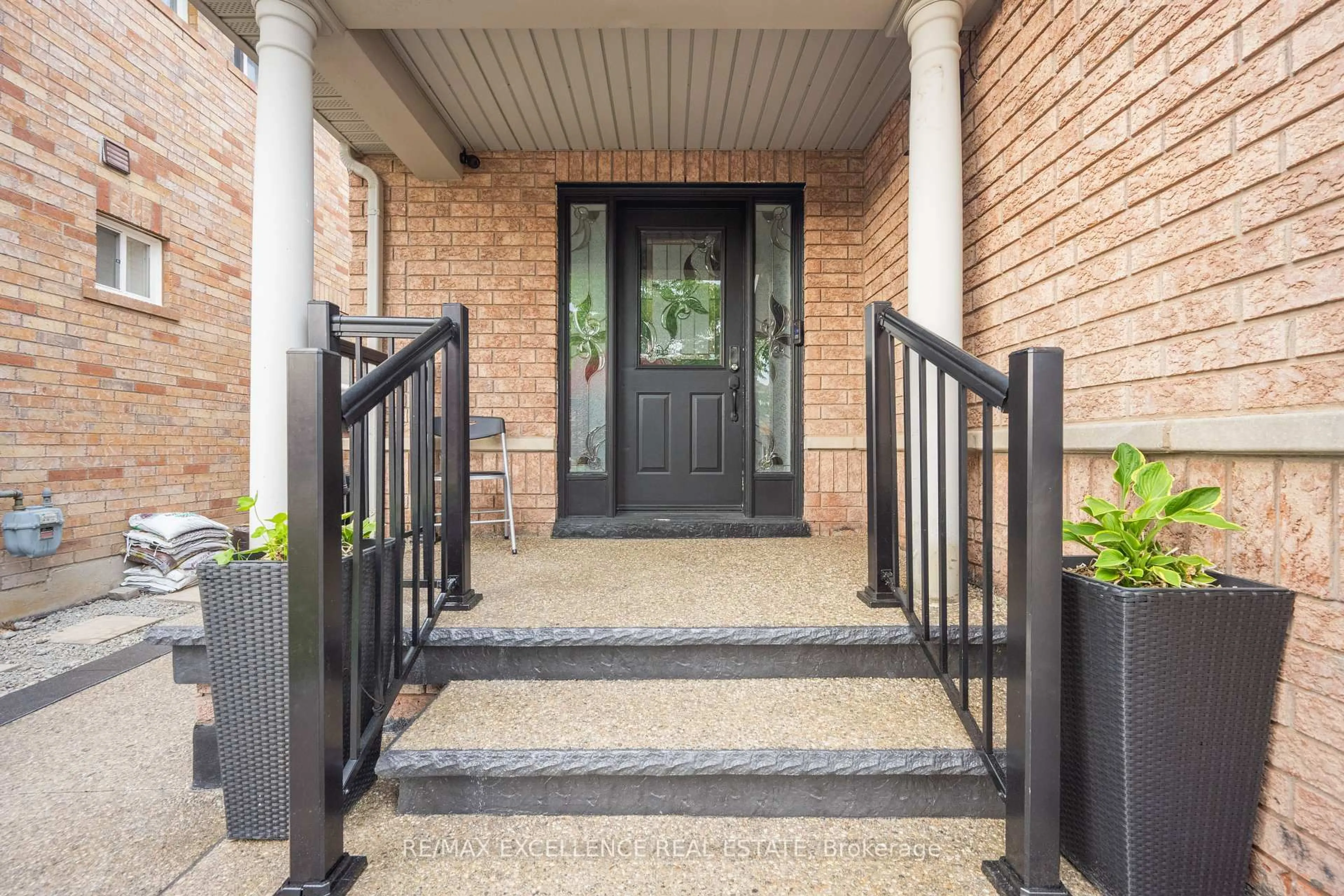 Indoor entryway for 43 Sunnyview Rd, Brampton Ontario L7A 3E4