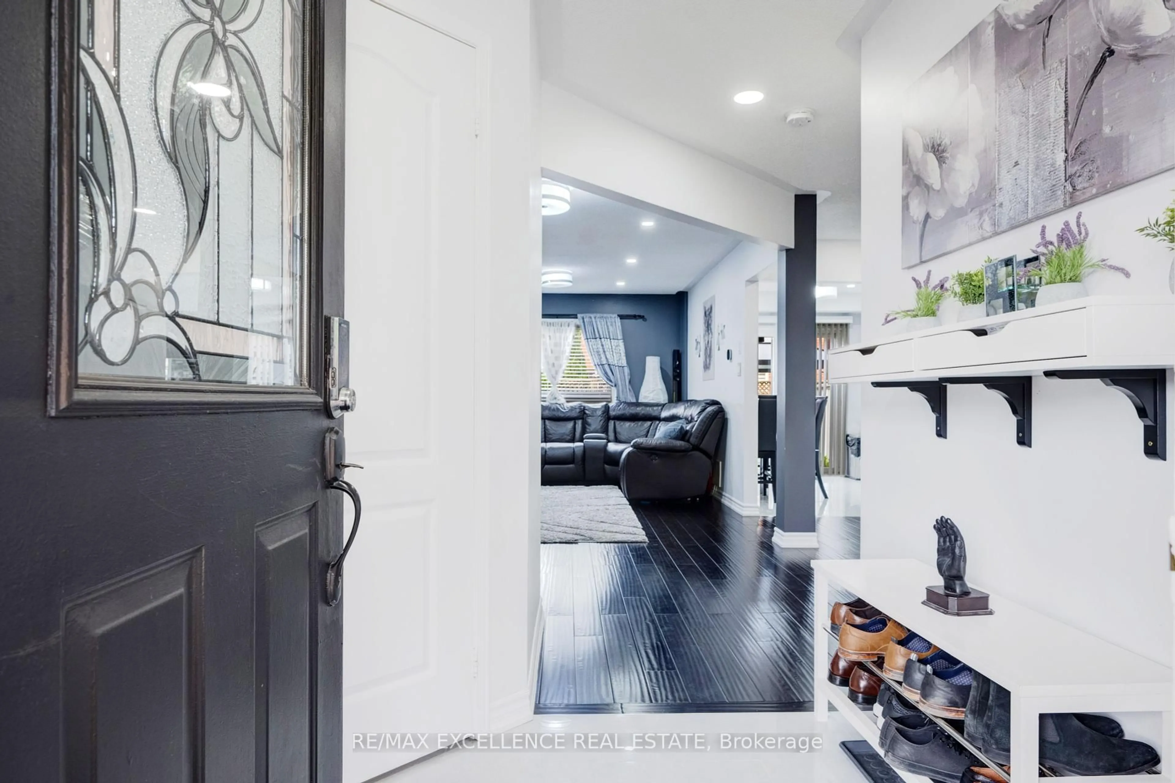 Indoor entryway for 43 Sunnyview Rd, Brampton Ontario L7A 3E4