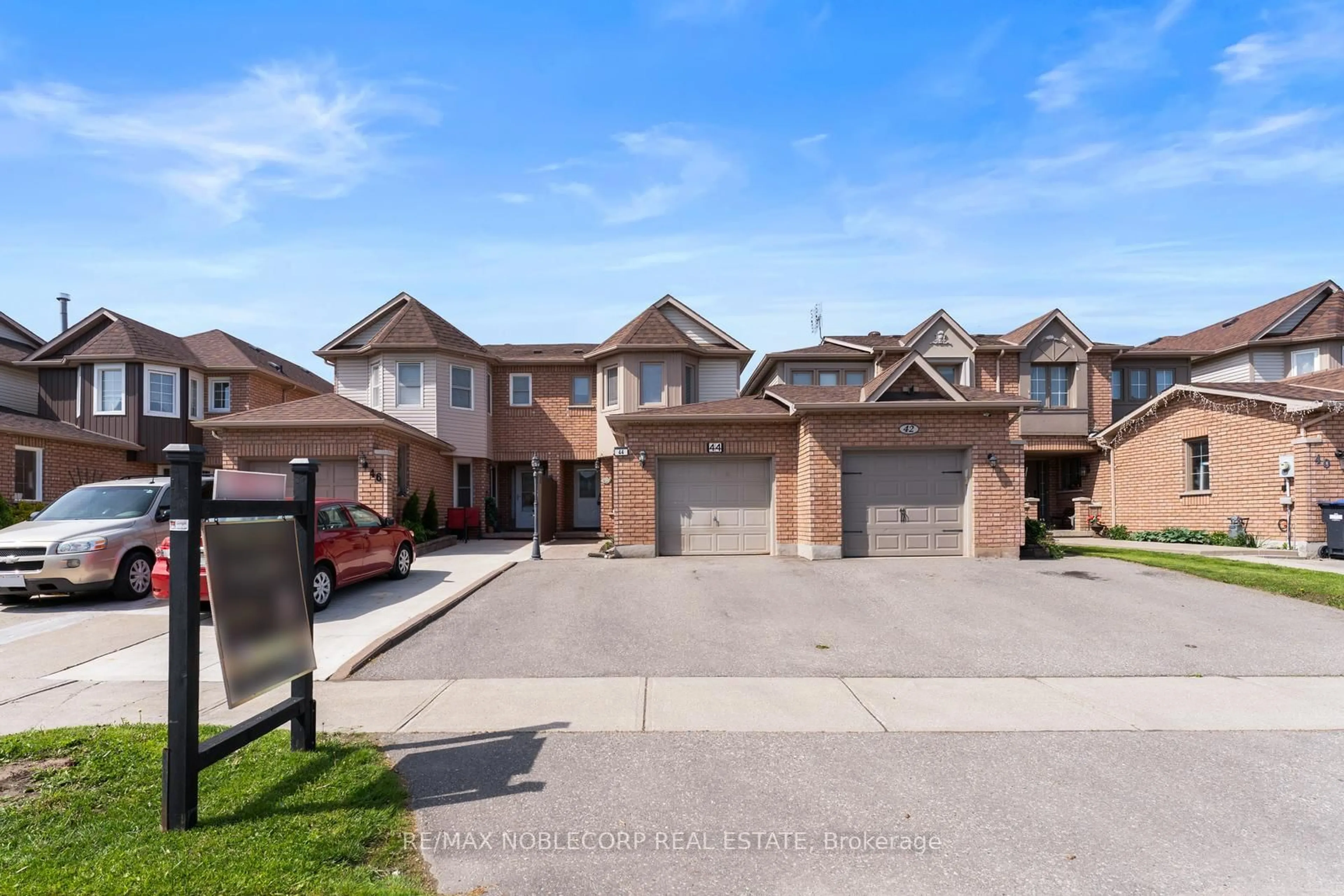 A pic from outside/outdoor area/front of a property/back of a property/a pic from drone, street for 44 Hanton Cres, Caledon Ontario L7E 1W1