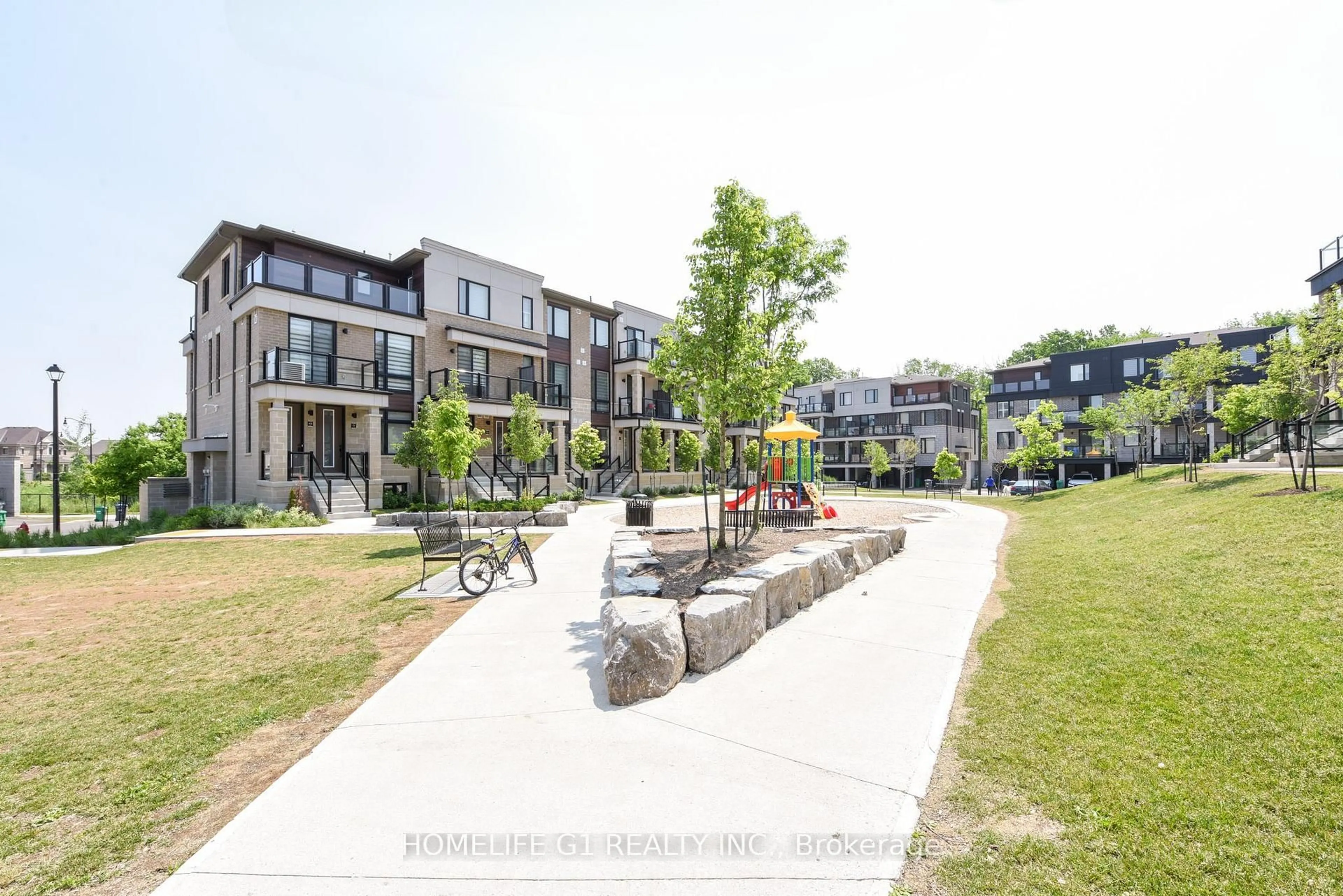 Patio, street for 25 KNOTSBERRY Circ #86, Brampton Ontario L6Y 6G1
