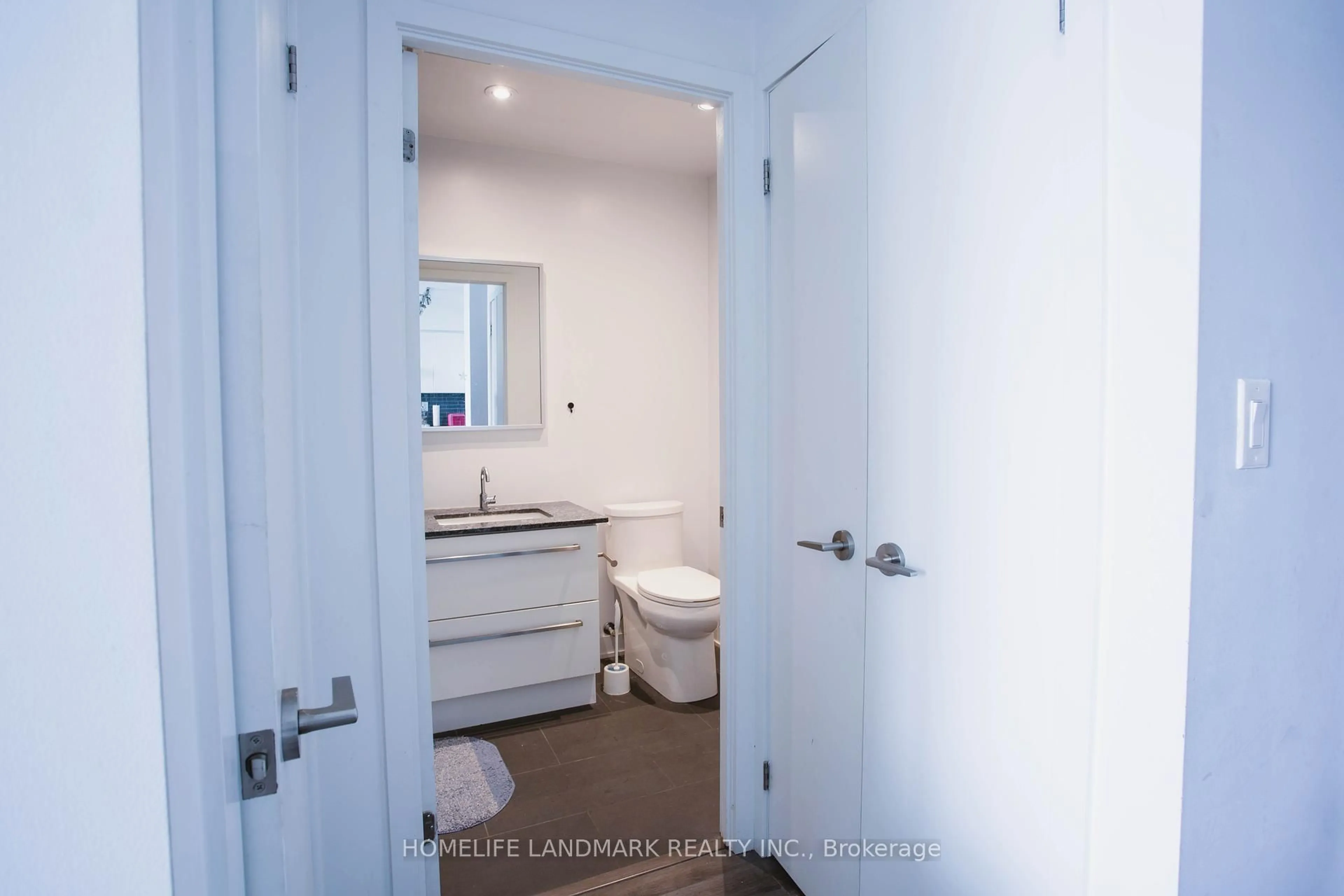 Standard bathroom, unknown for 160 Flemington Rd #1522, Toronto Ontario M6A 1N6