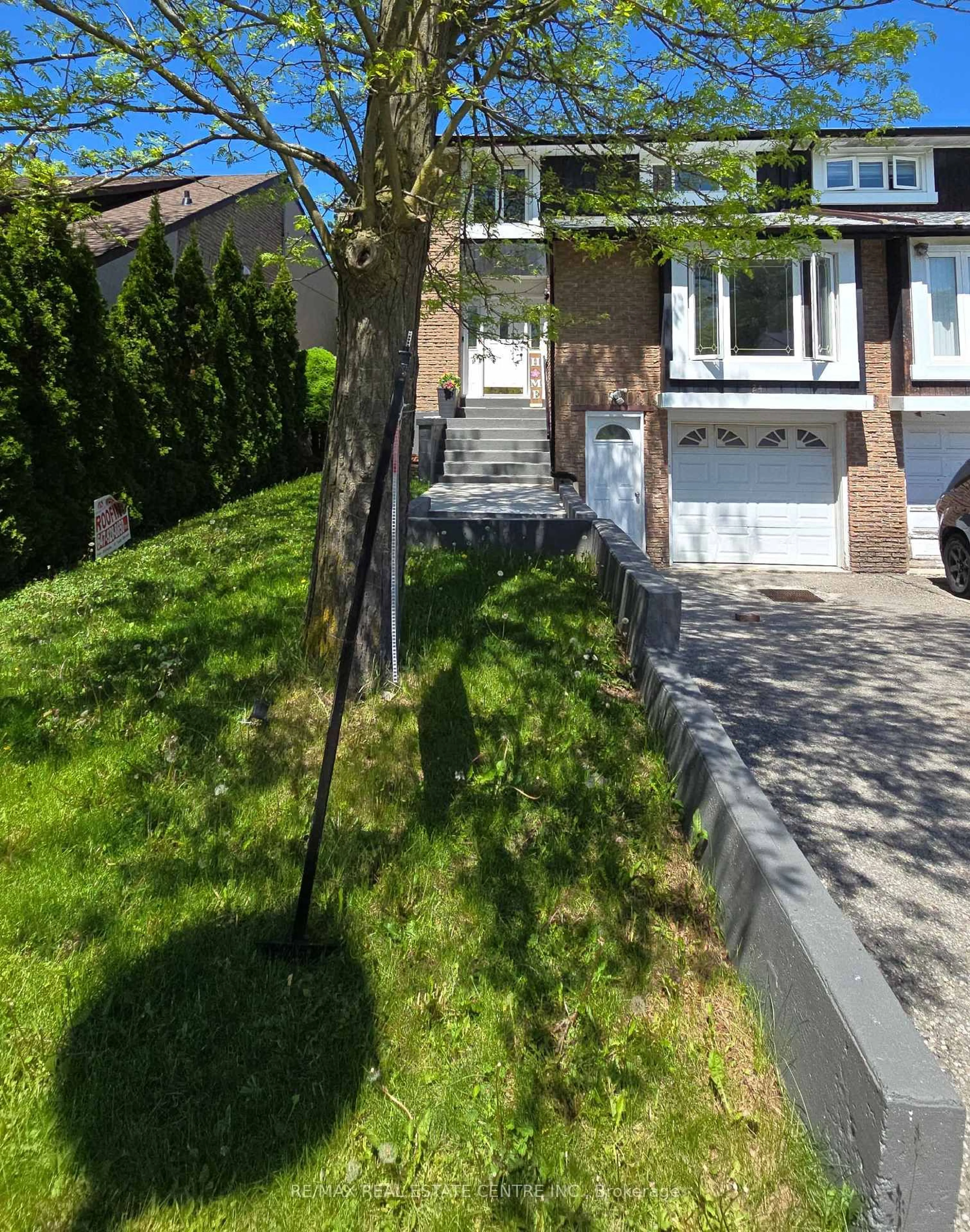 A pic from outside/outdoor area/front of a property/back of a property/a pic from drone, street for 24 Salisbury Circ, Brampton Ontario L6V 2Z5