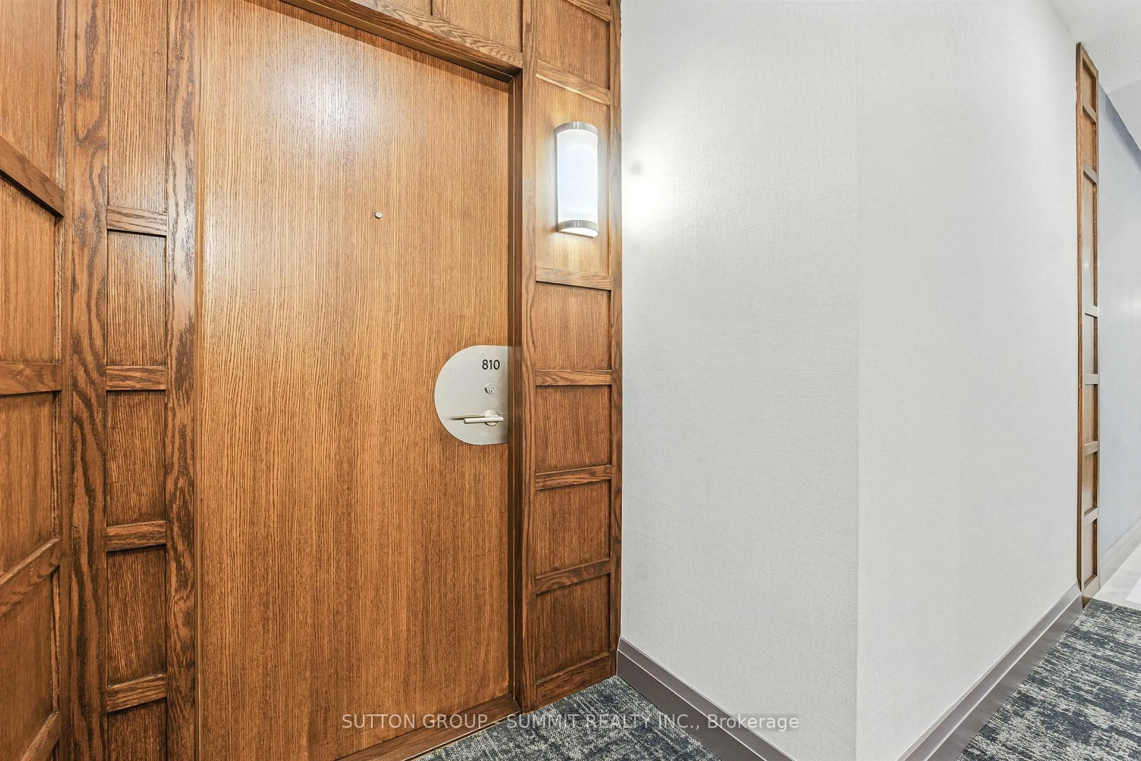 Indoor foyer for 2083 Lake Shore Blvd #810, Toronto Ontario M8V 4G2