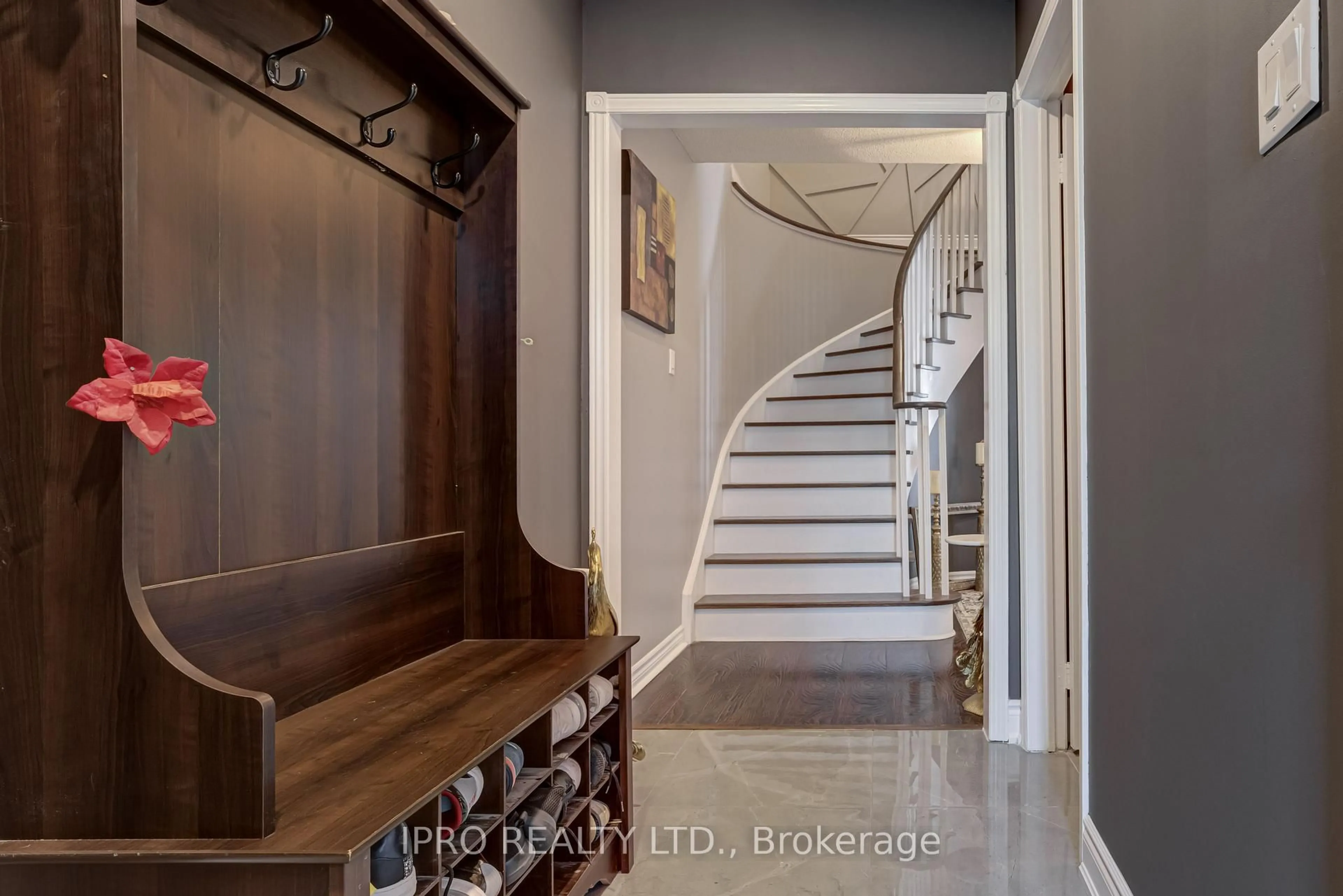 Indoor entryway for 3363 Columbine Cres, Mississauga Ontario L5N 6A8