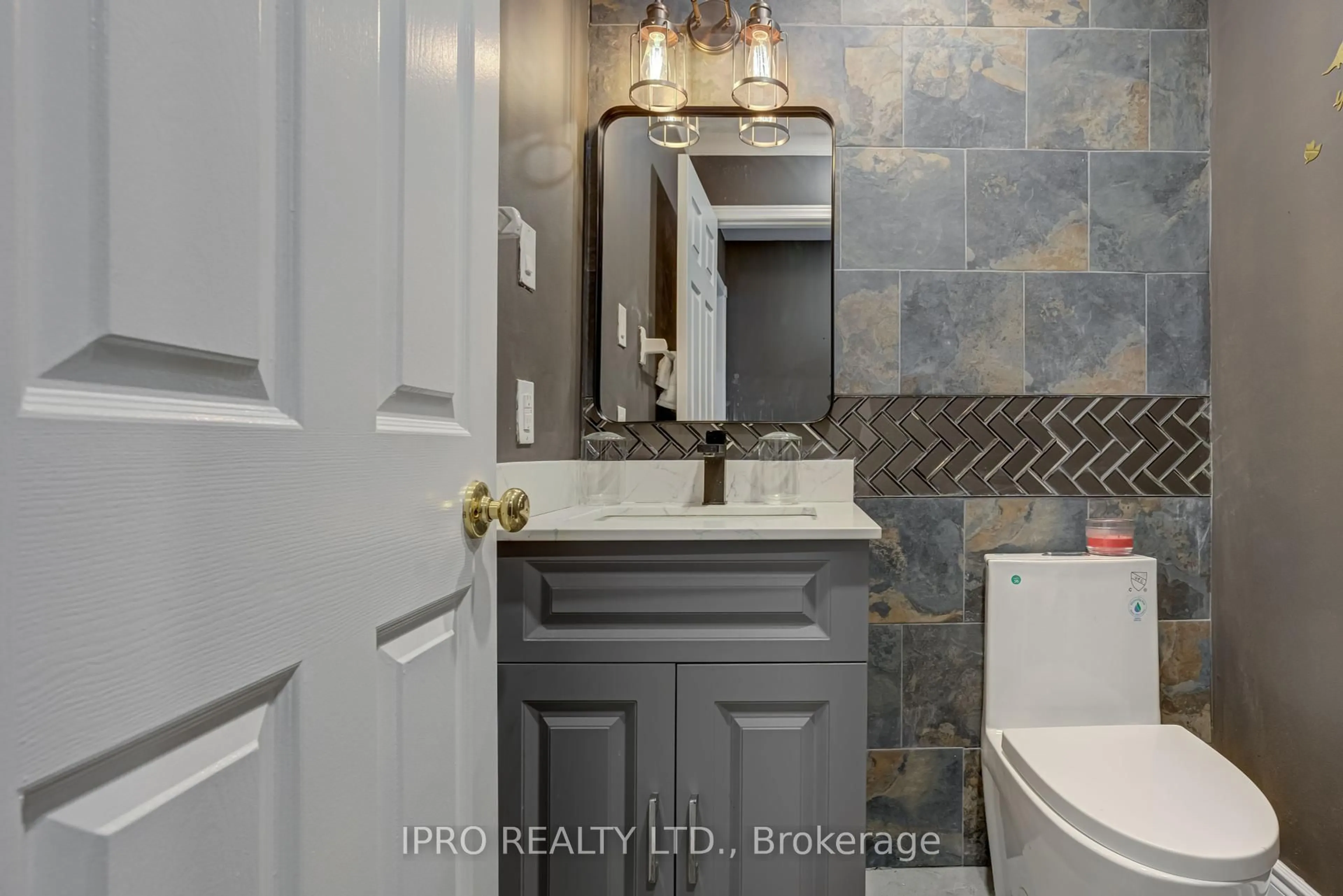 Contemporary bathroom, ceramic/tile floor for 3363 Columbine Cres, Mississauga Ontario L5N 6A8