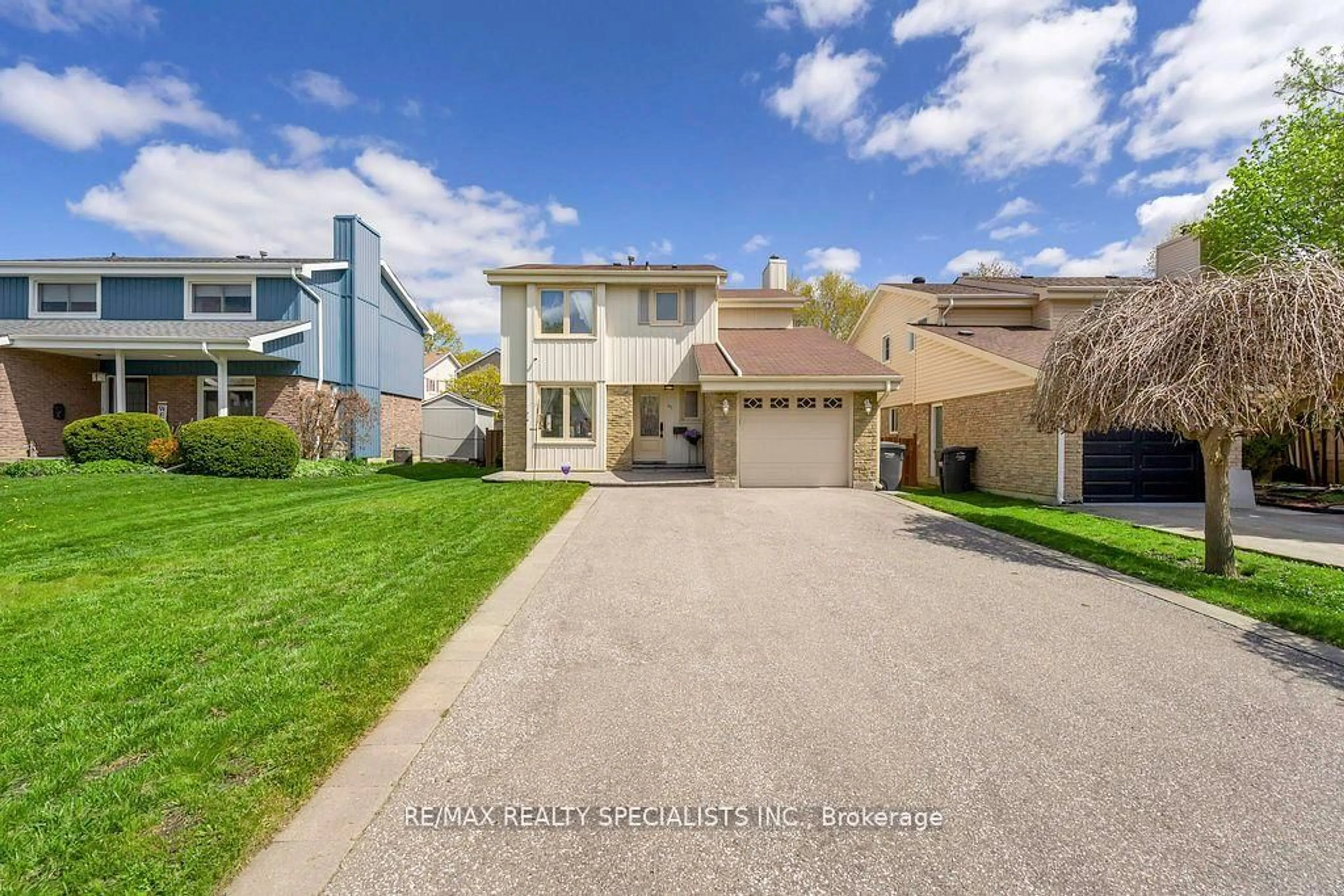 A pic from outside/outdoor area/front of a property/back of a property/a pic from drone, street for 65 Somerset Dr, Brampton Ontario L6Z 1C3