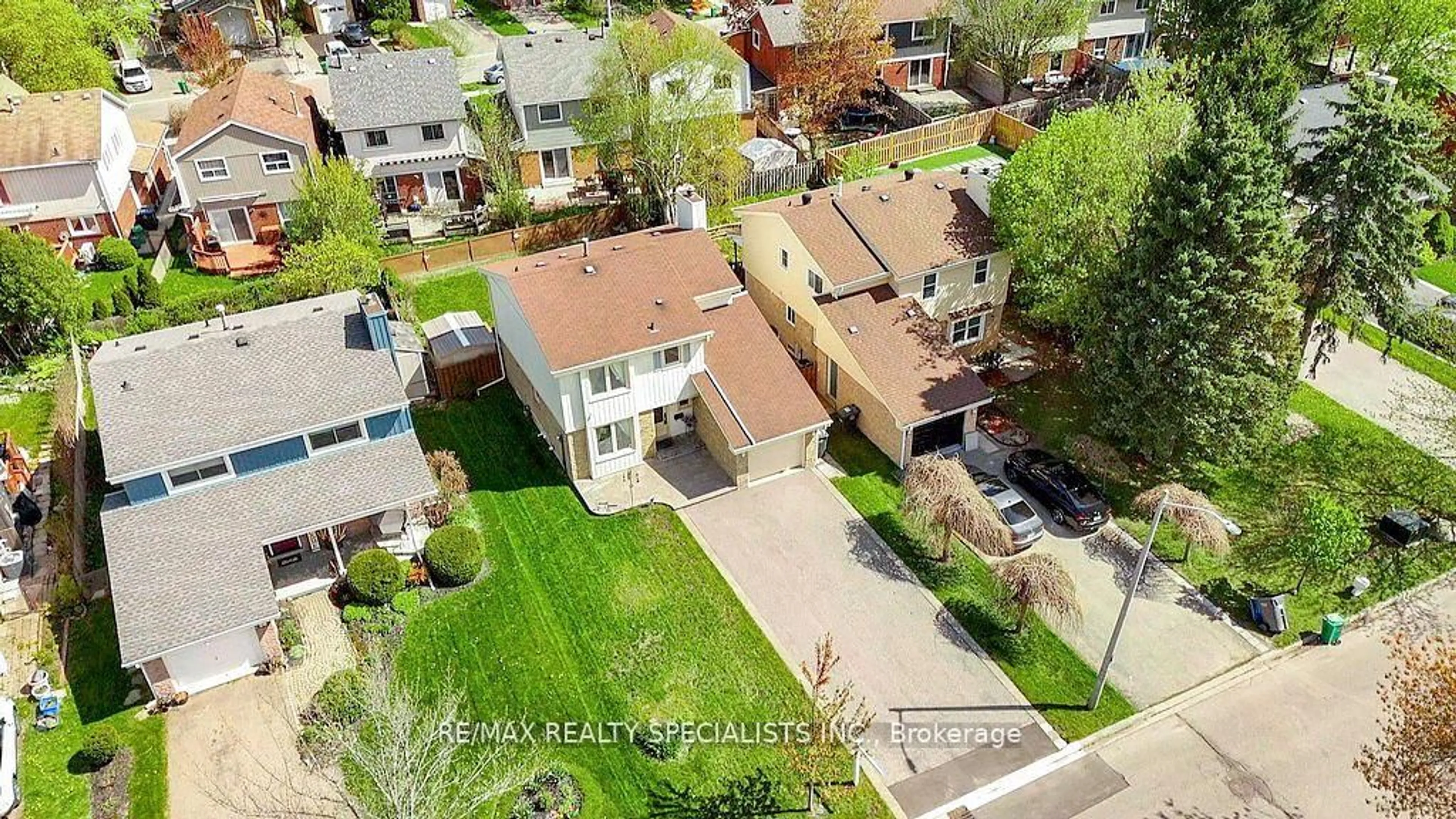 A pic from outside/outdoor area/front of a property/back of a property/a pic from drone, street for 65 Somerset Dr, Brampton Ontario L6Z 1C3