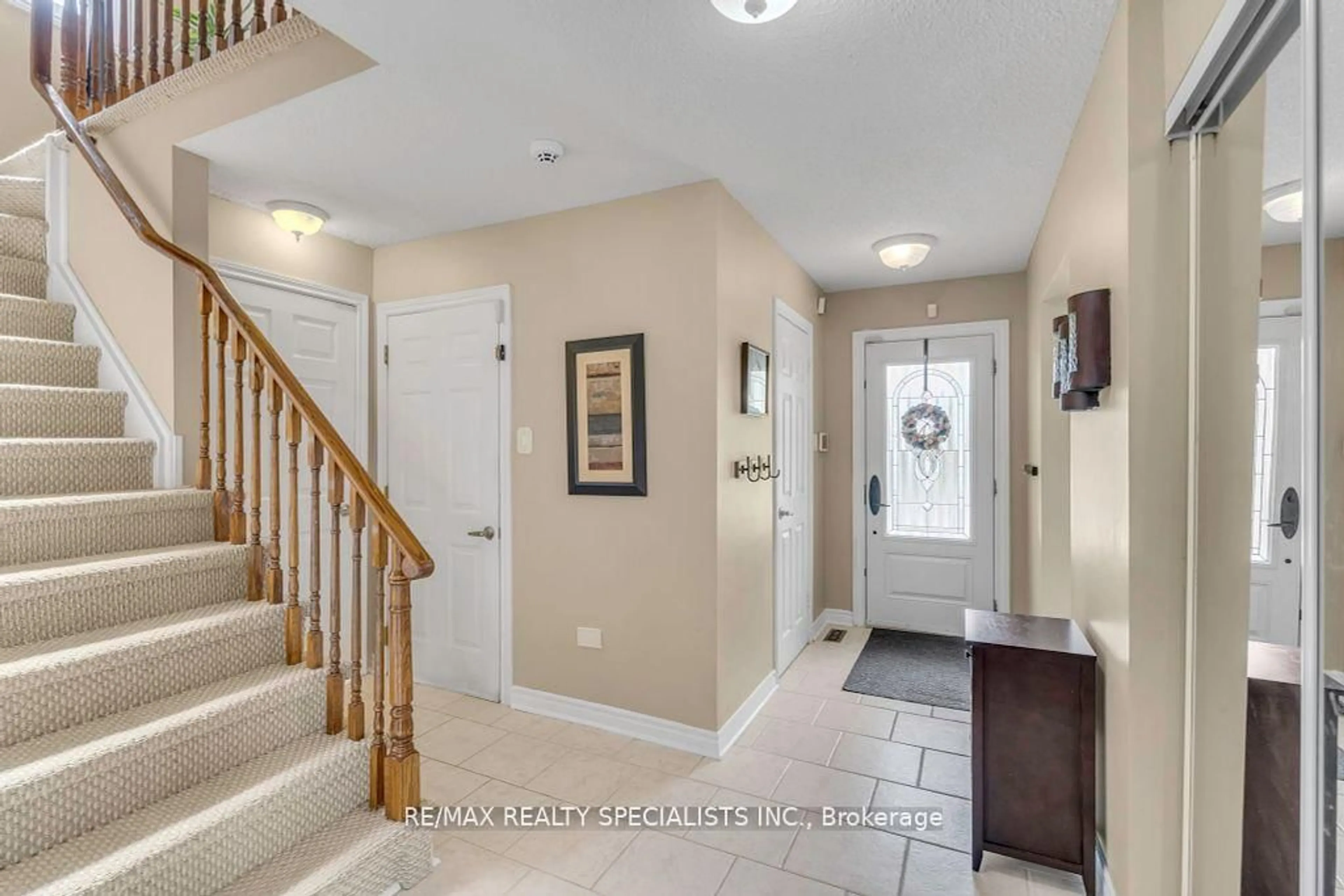 Indoor entryway for 65 Somerset Dr, Brampton Ontario L6Z 1C3
