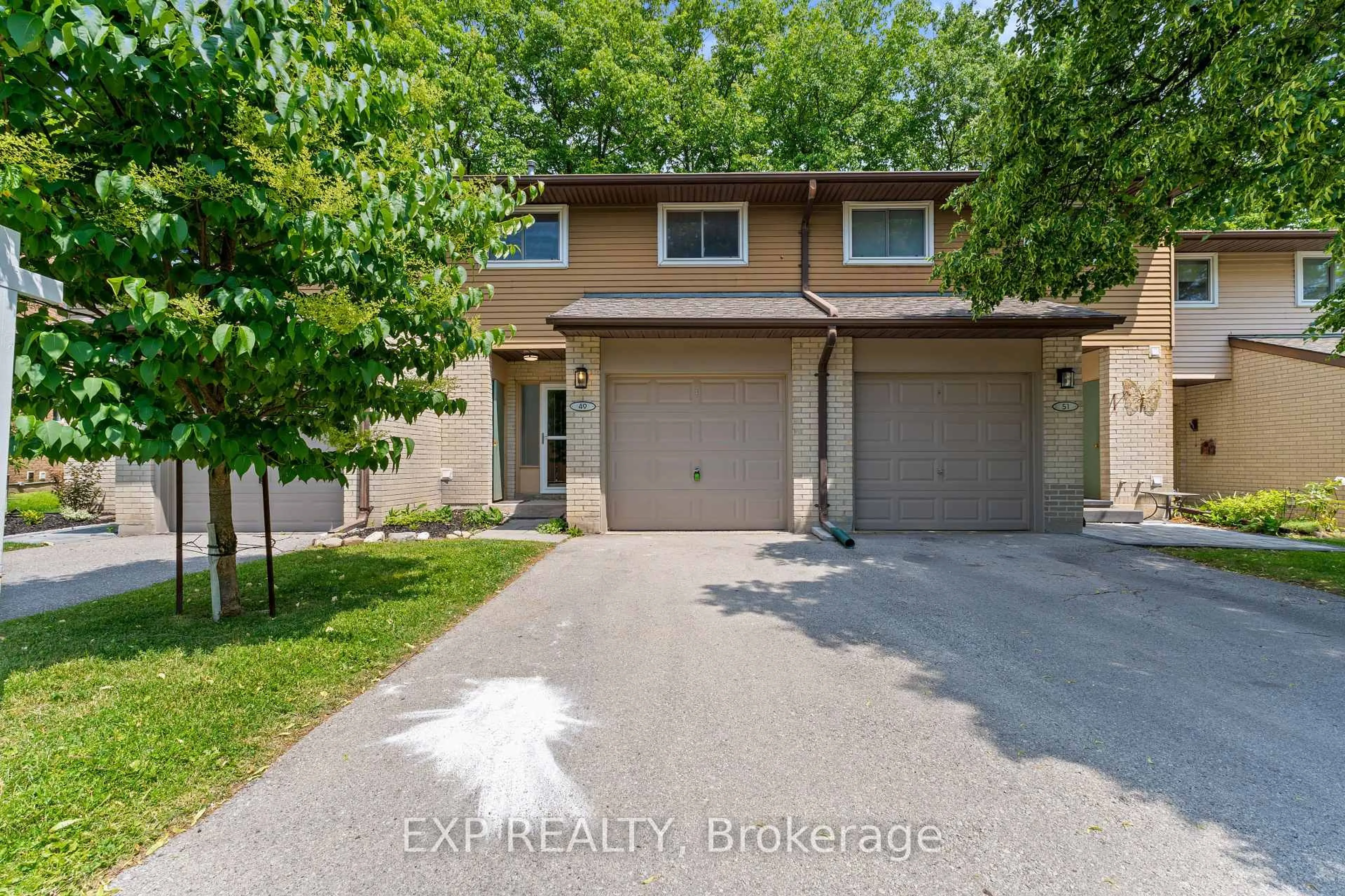 A pic from outside/outdoor area/front of a property/back of a property/a pic from drone, street for 49 LYNDEN Circ, Halton Hills Ontario L7G 4Y7