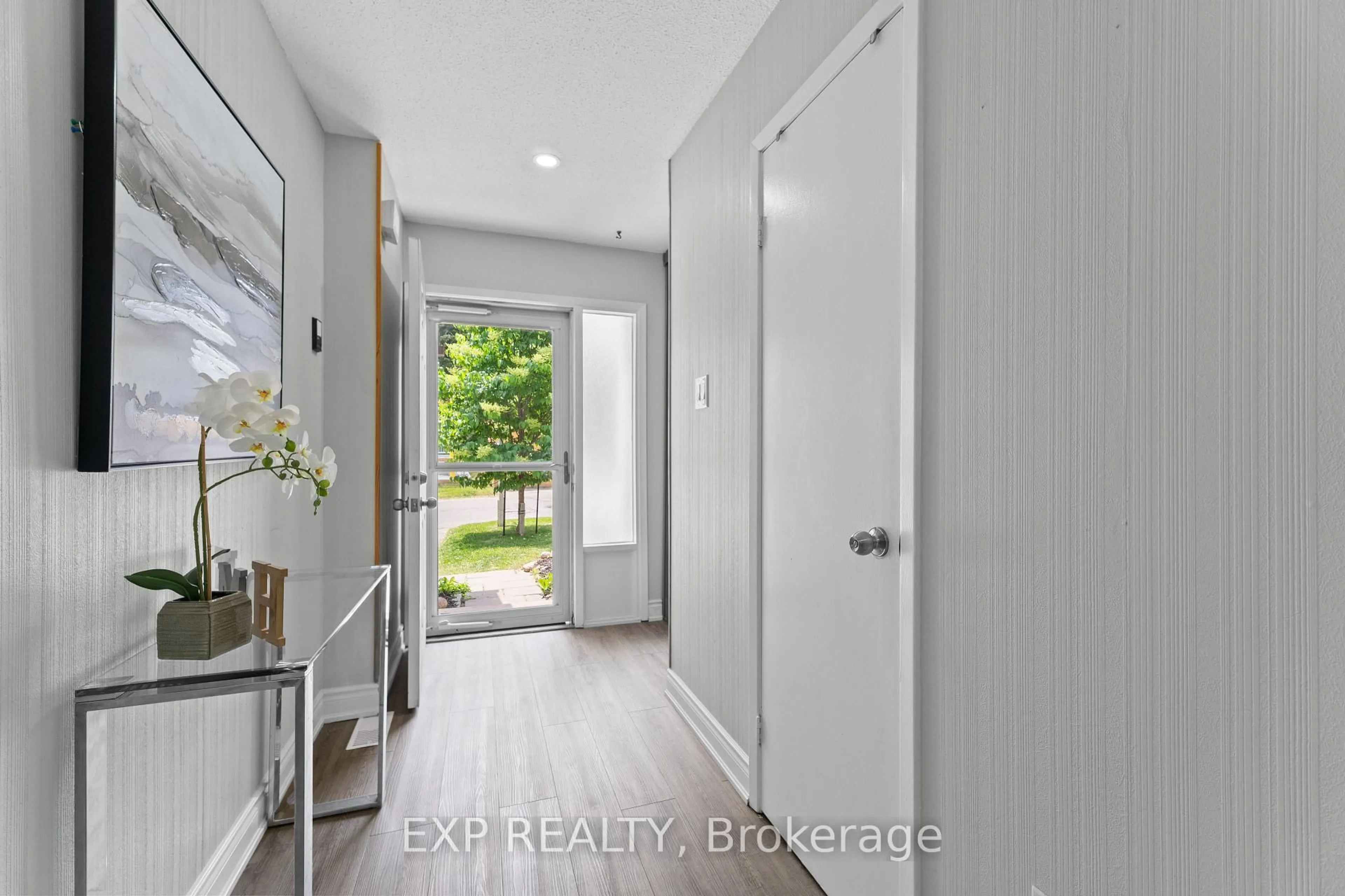 Indoor entryway for 49 LYNDEN Circ, Halton Hills Ontario L7G 4Y7