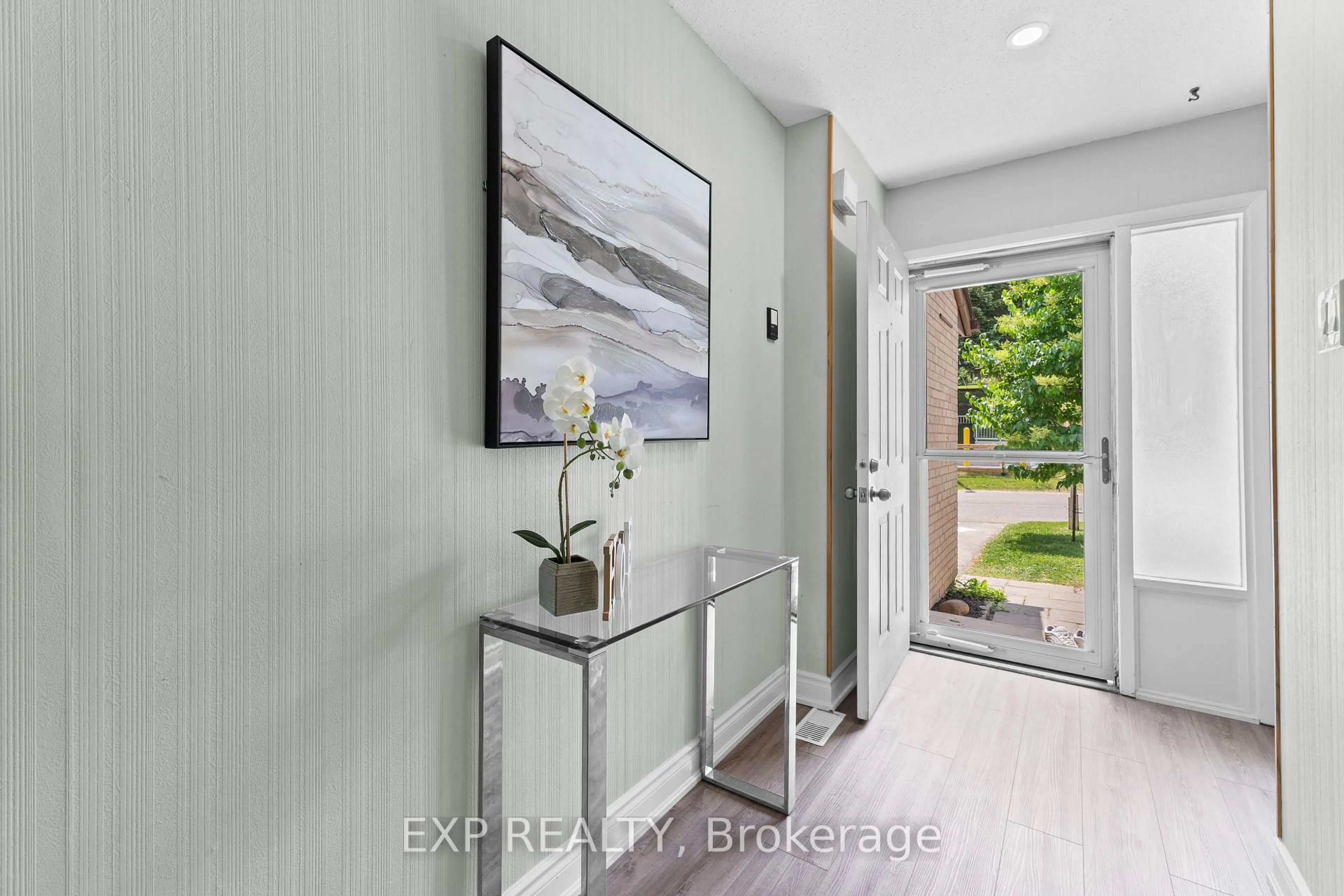 Indoor entryway for 49 LYNDEN Circ, Halton Hills Ontario L7G 4Y7