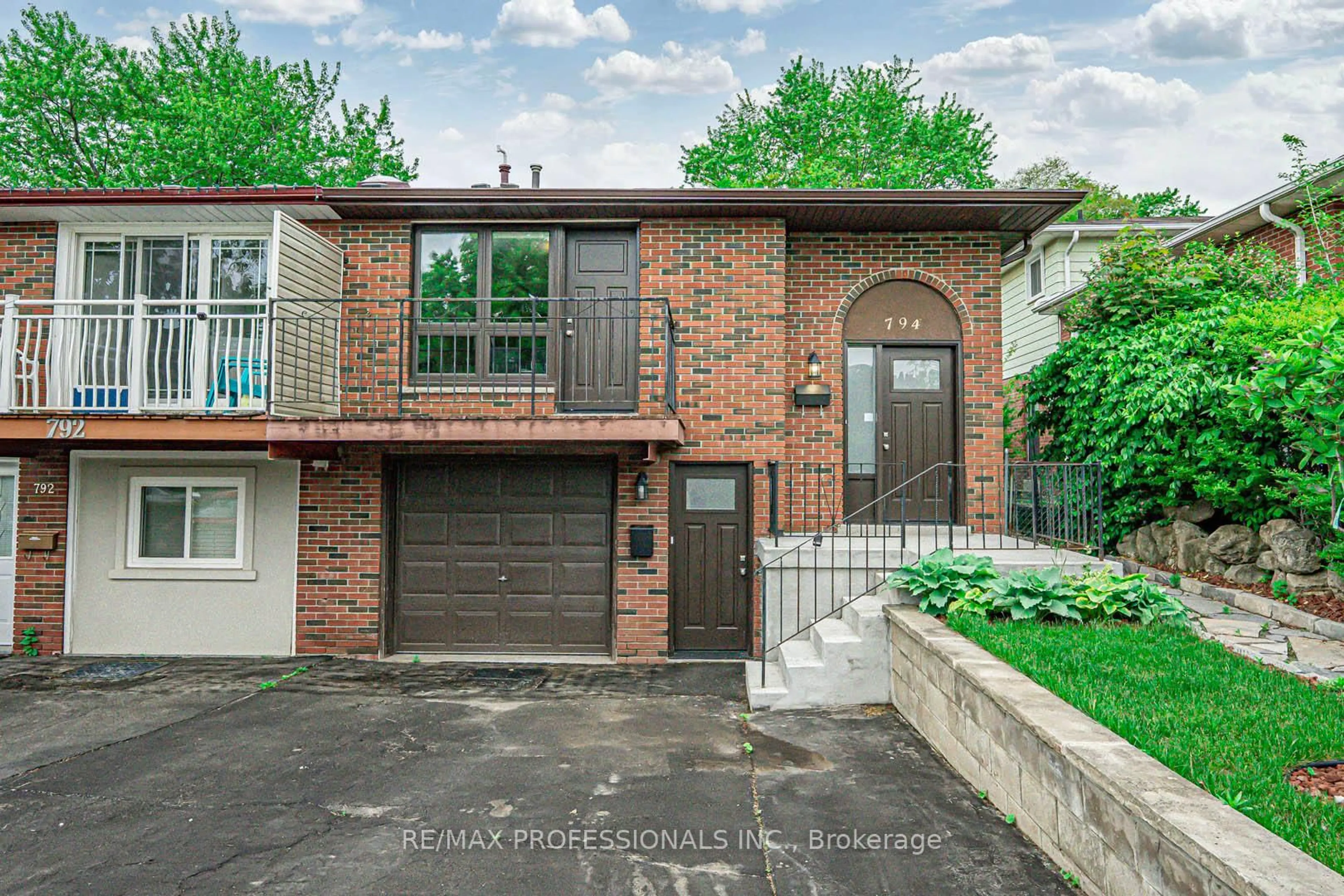 Home with brick exterior material, street for 794 Embassy Ave, Mississauga Ontario L5J 2Y2