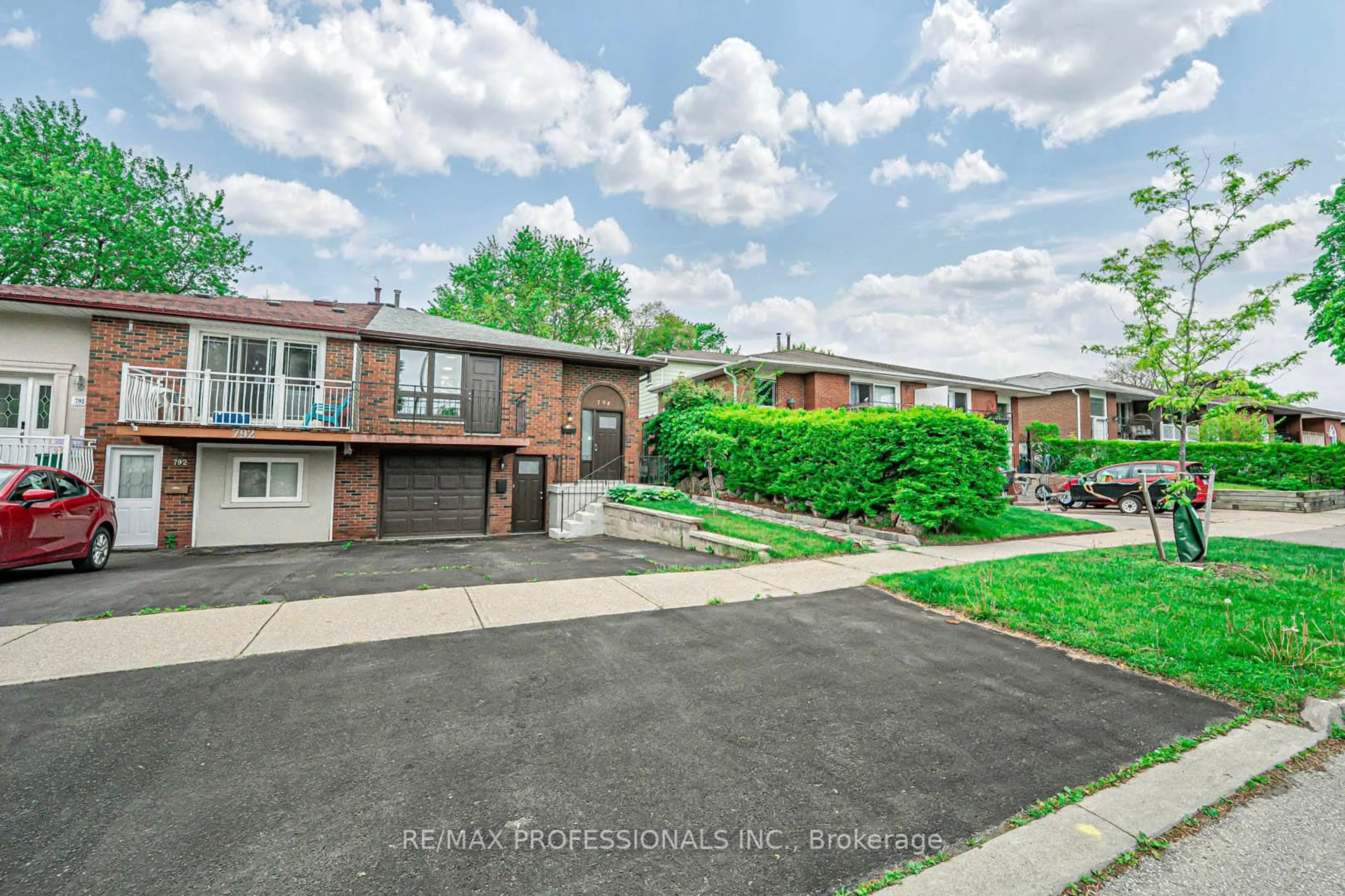 Unknown for 794 Embassy Ave, Mississauga Ontario L5J 2Y2