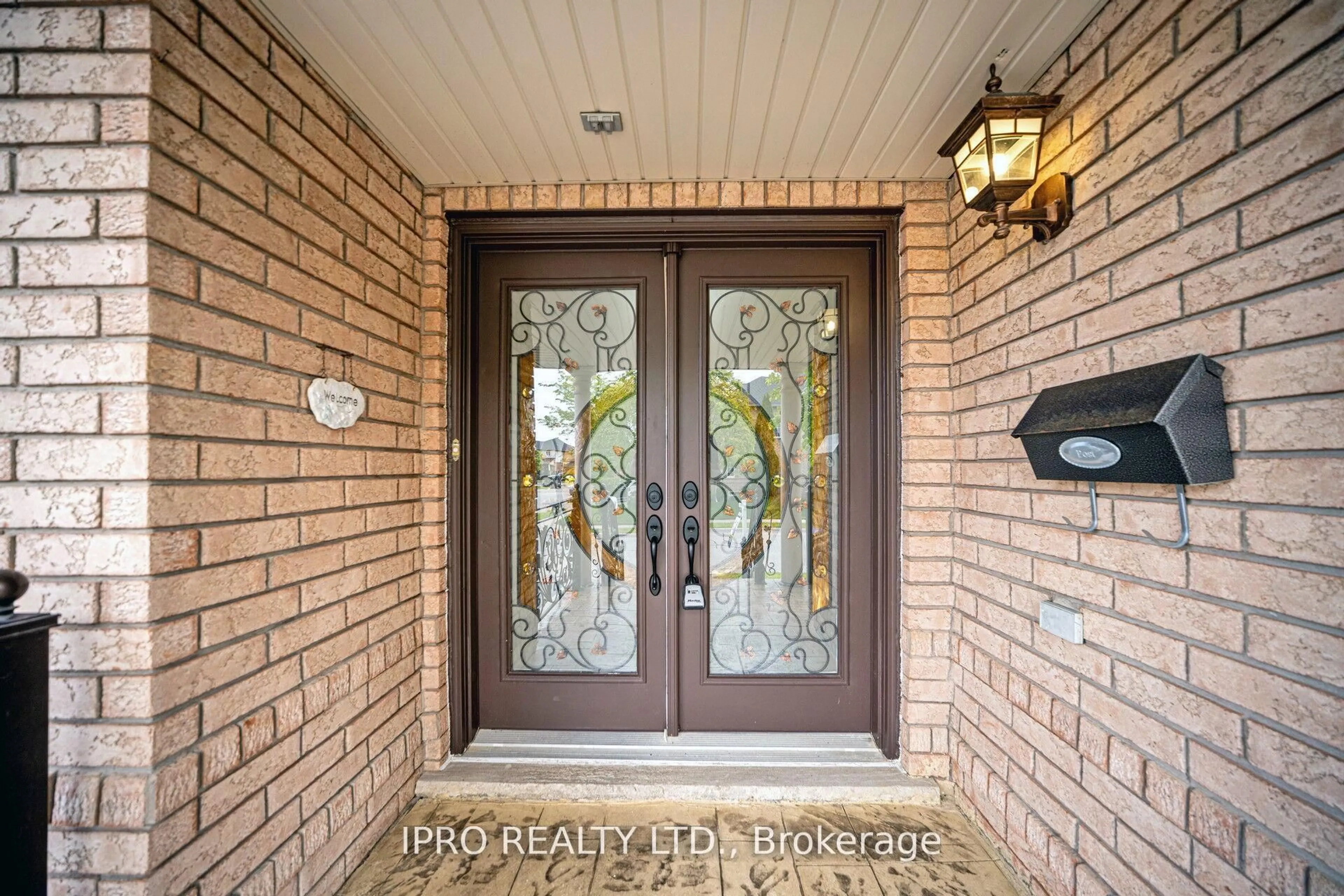 Indoor entryway for 21 Sandway Dr, Brampton Ontario L7A 2T9
