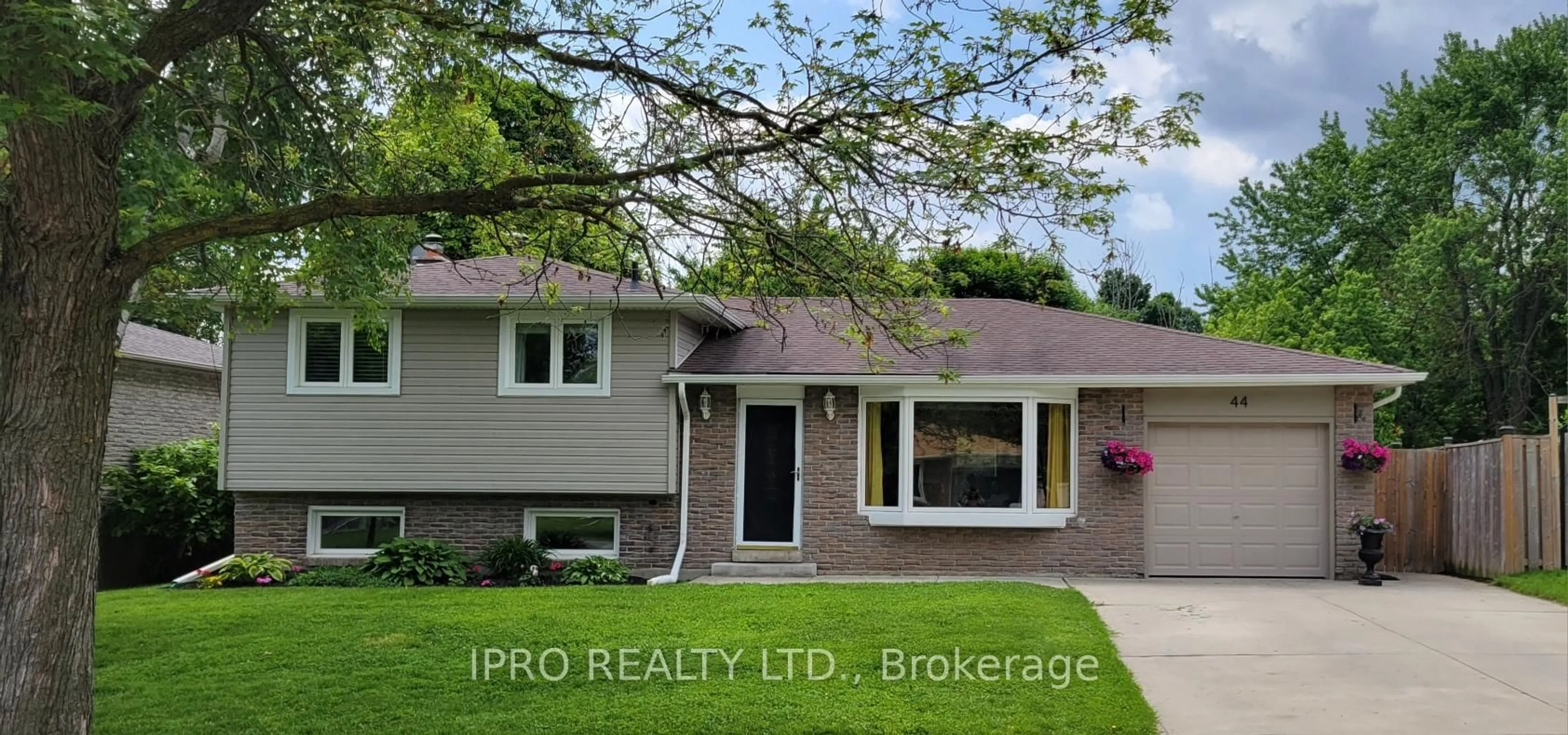 Home with vinyl exterior material, street for 44 Metcalfe Crt, Halton Hills Ontario L7G 4N9