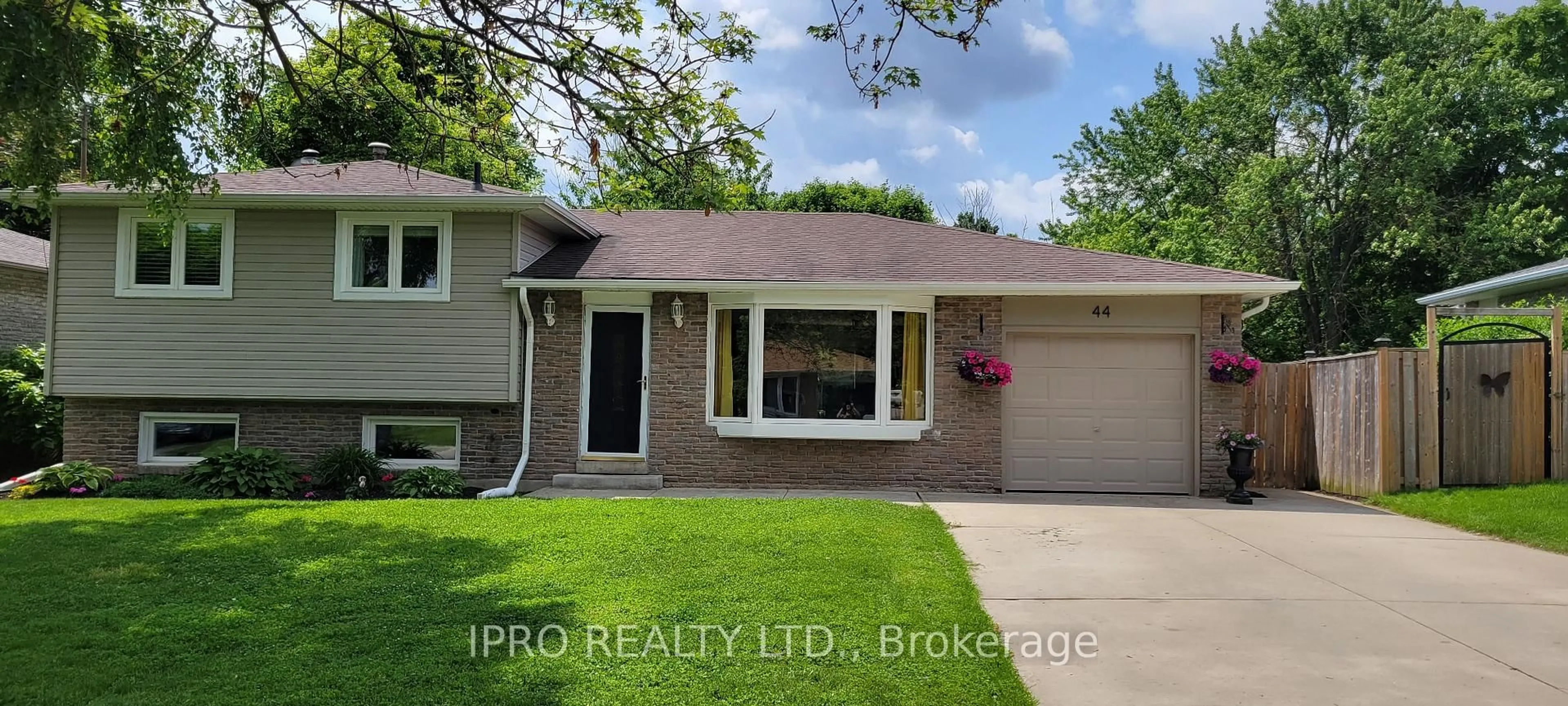 Home with vinyl exterior material, street for 44 Metcalfe Crt, Halton Hills Ontario L7G 4N9