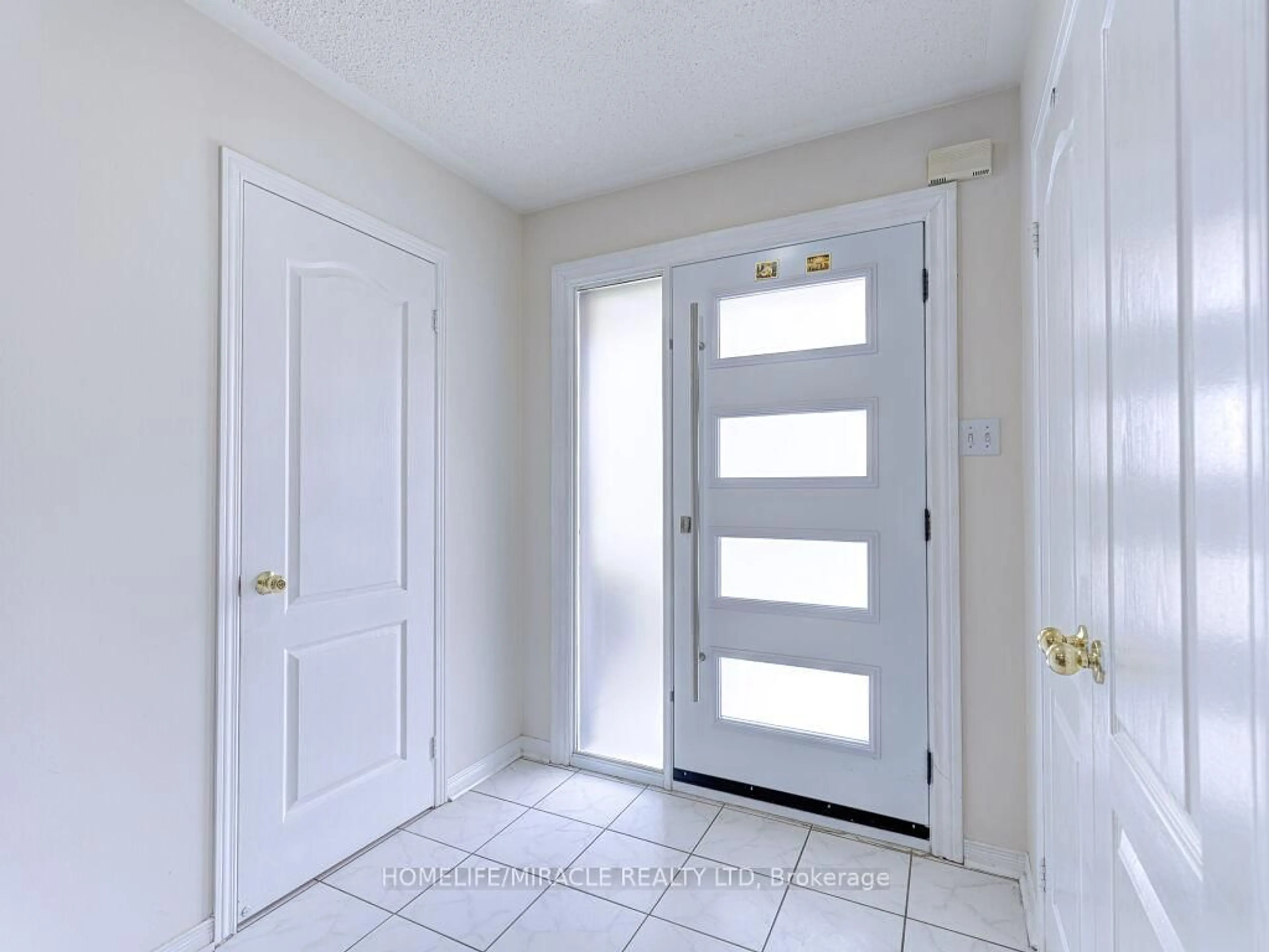 Indoor entryway for 21 Tideland Dr, Brampton Ontario L7A 2W3