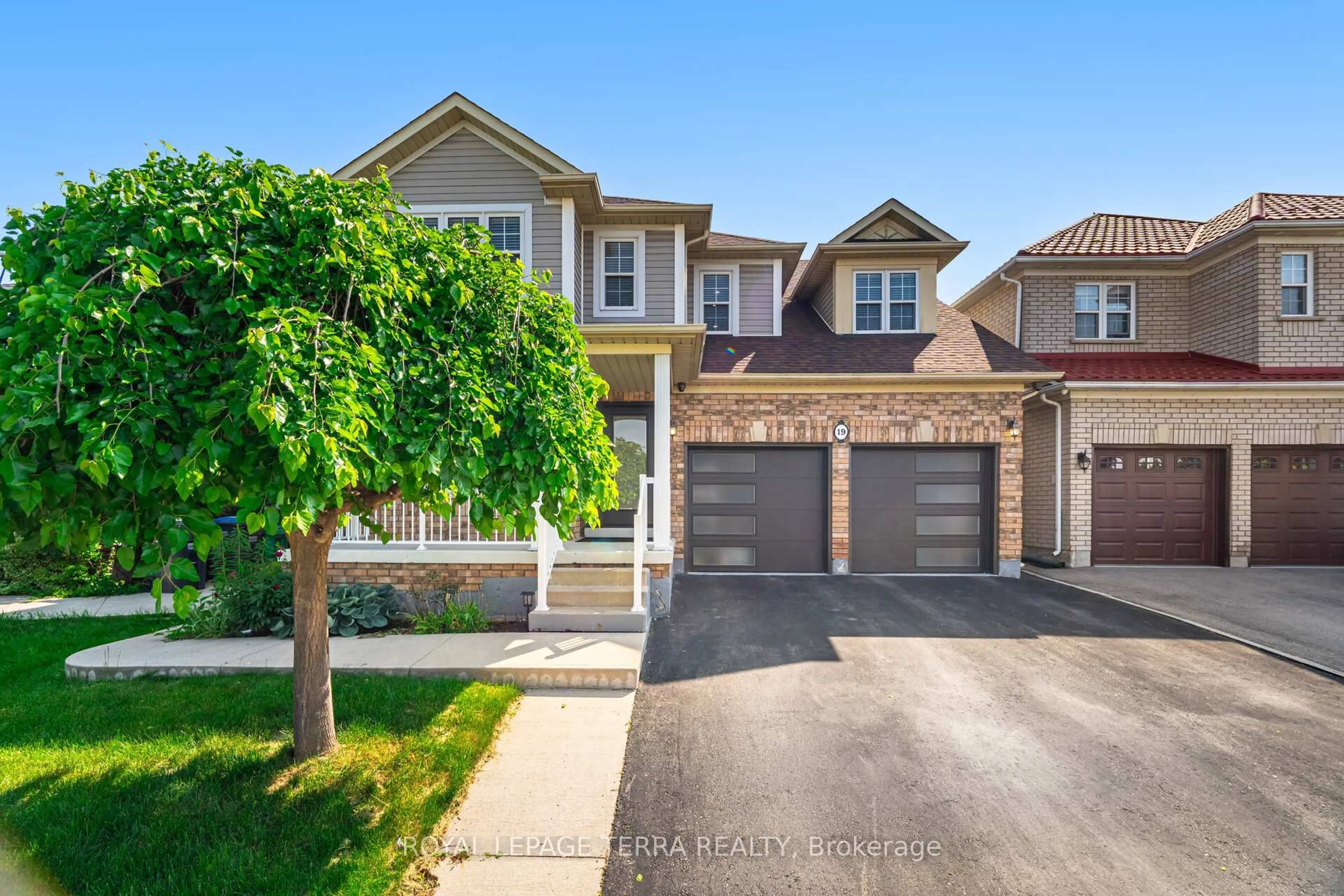 A pic from outside/outdoor area/front of a property/back of a property/a pic from drone, street for 19 VALLEYPARK Cres, Brampton Ontario L7A 1X7