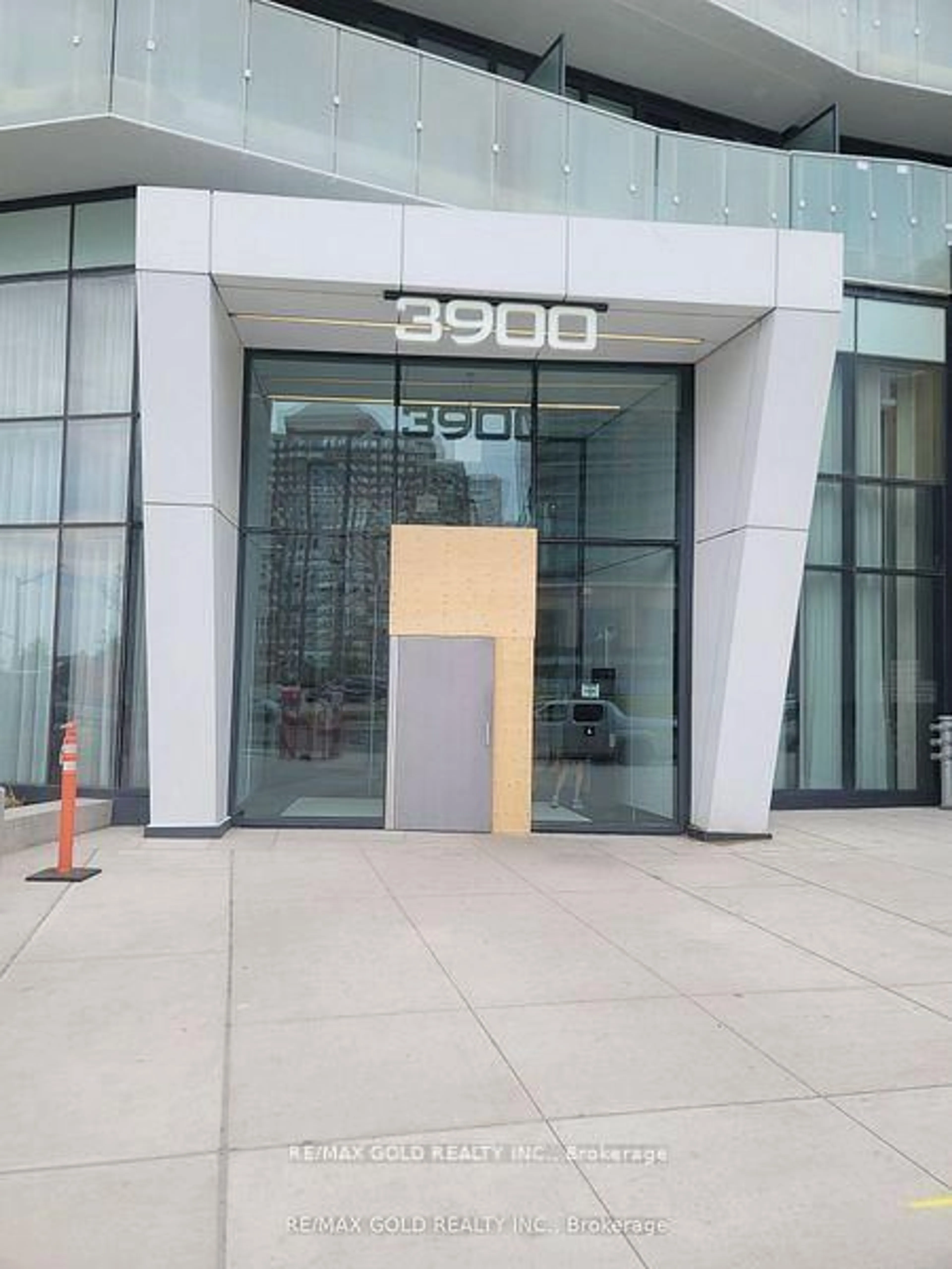 Indoor foyer for 3900 Confederation Pkwy #1804, Mississauga Ontario L5B 0M3