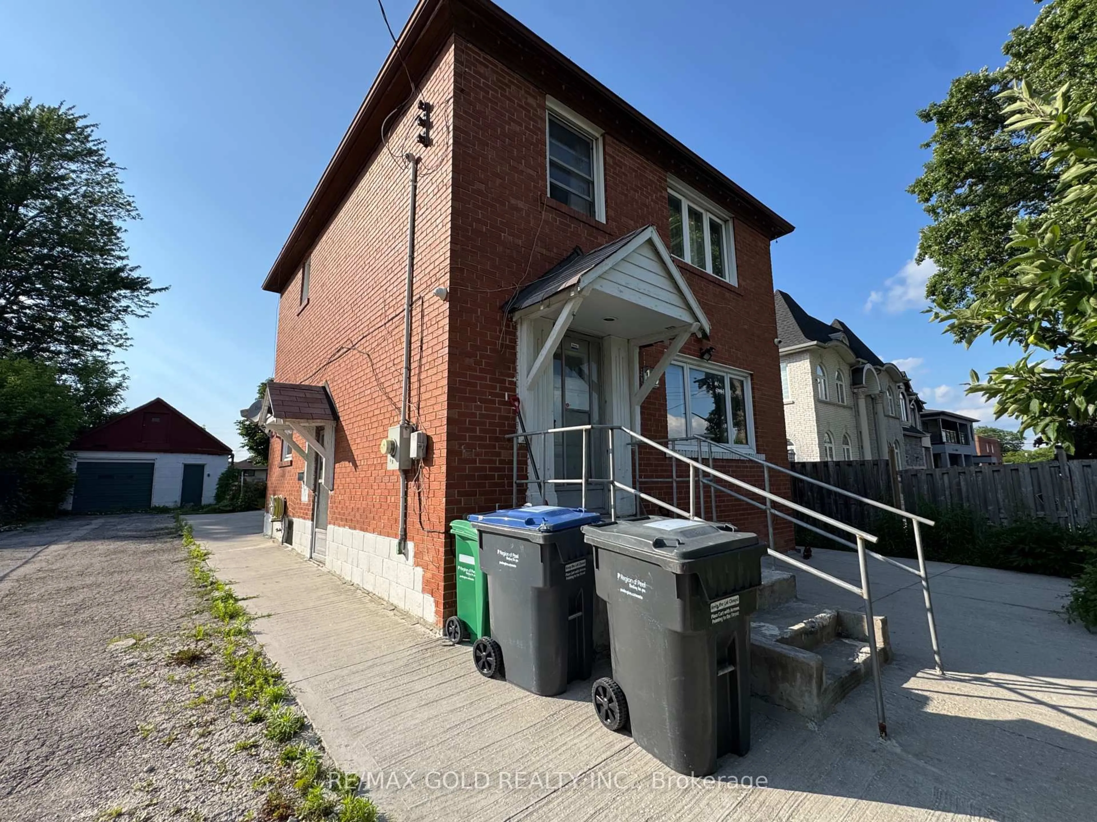 A pic from outside/outdoor area/front of a property/back of a property/a pic from drone, building for 15 Scarboro St, Mississauga Ontario L4T 1E3