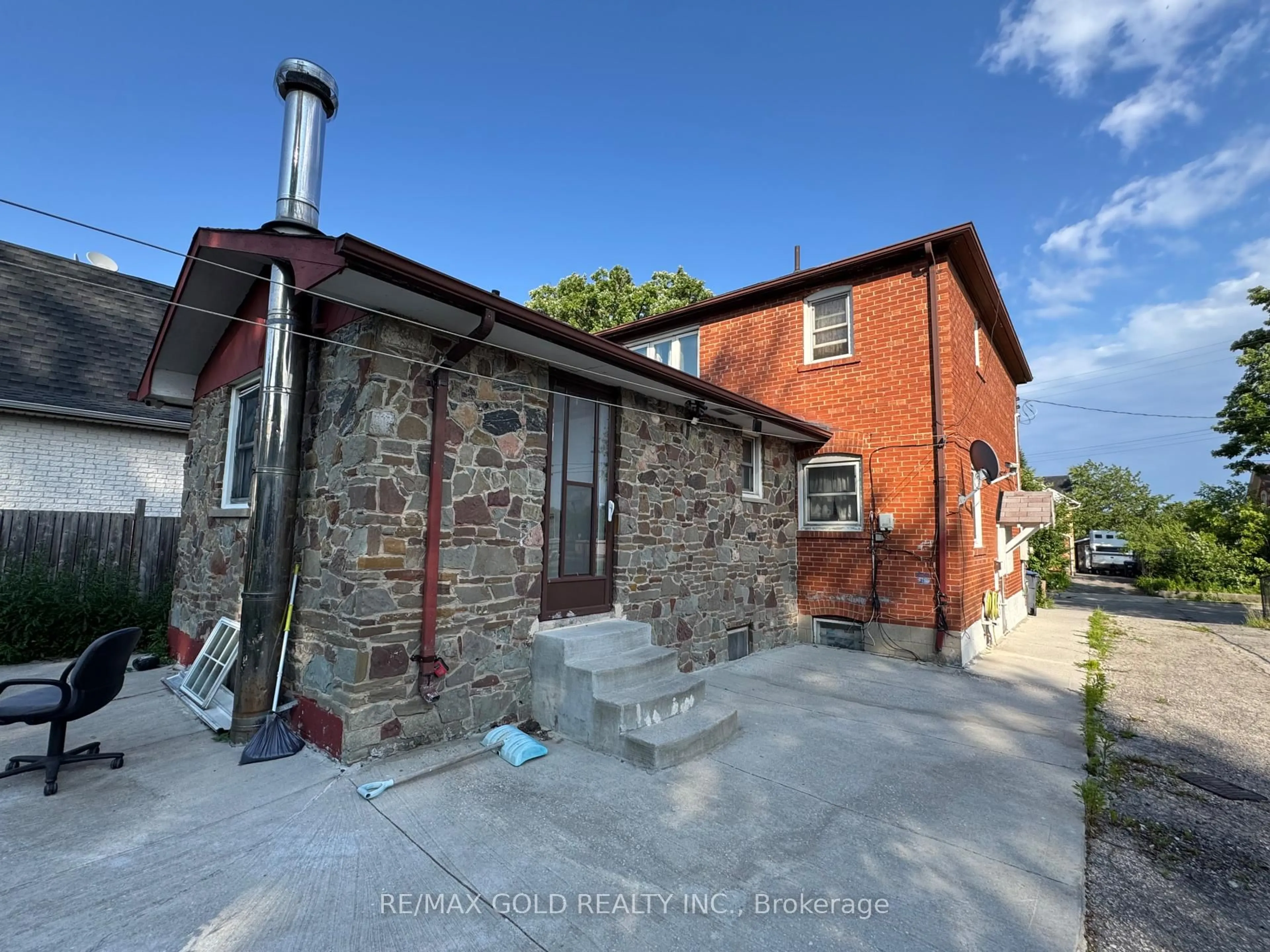 A pic from outside/outdoor area/front of a property/back of a property/a pic from drone, building for 15 Scarboro St, Mississauga Ontario L4T 1E3