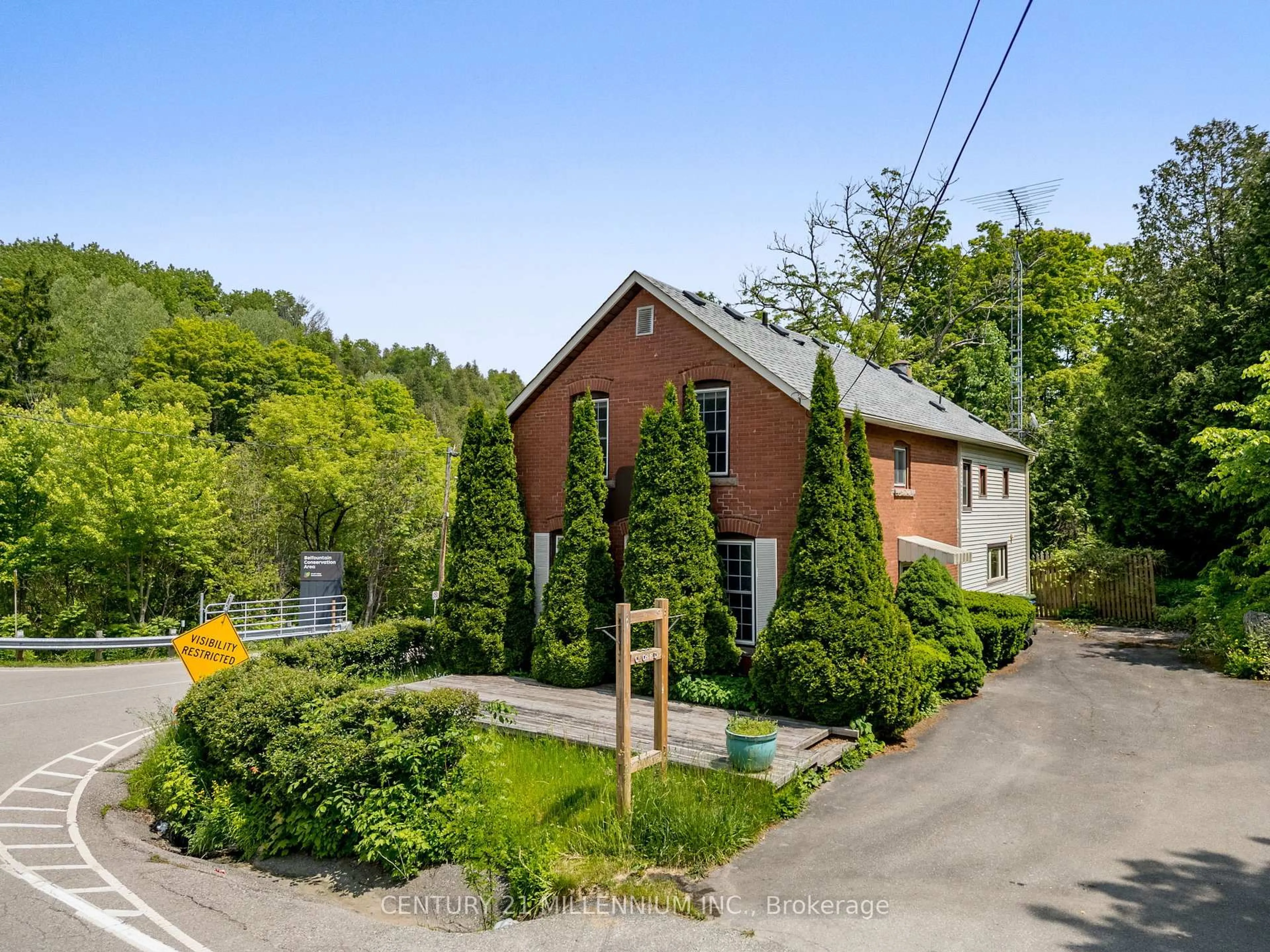 A pic from outside/outdoor area/front of a property/back of a property/a pic from drone, street for 815 Forks Of The Credit Rd, Caledon Ontario L7K 0E7