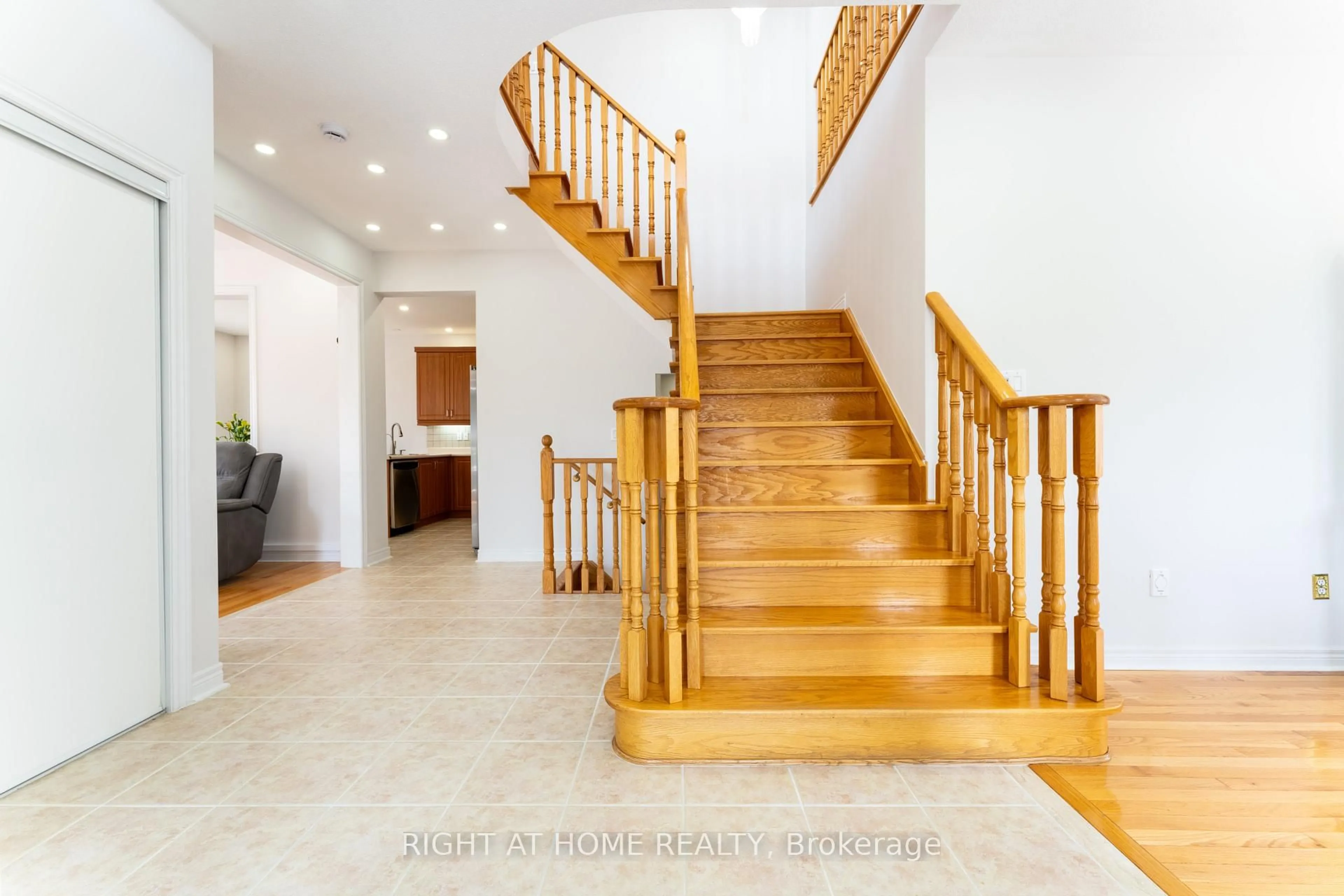 Indoor foyer for 15 Tournament Dr, Brampton Ontario L7A 3J9