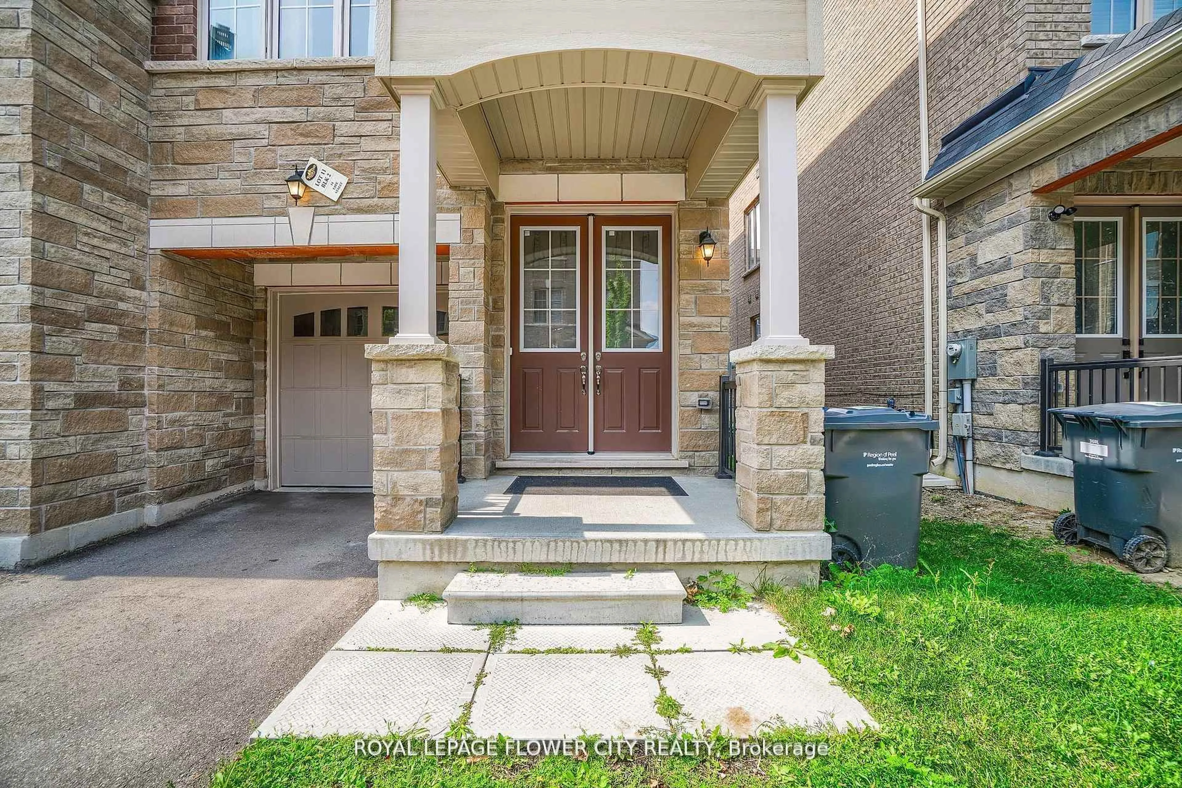 Indoor entryway for 14 Faye St, Brampton Ontario L6P 4M9