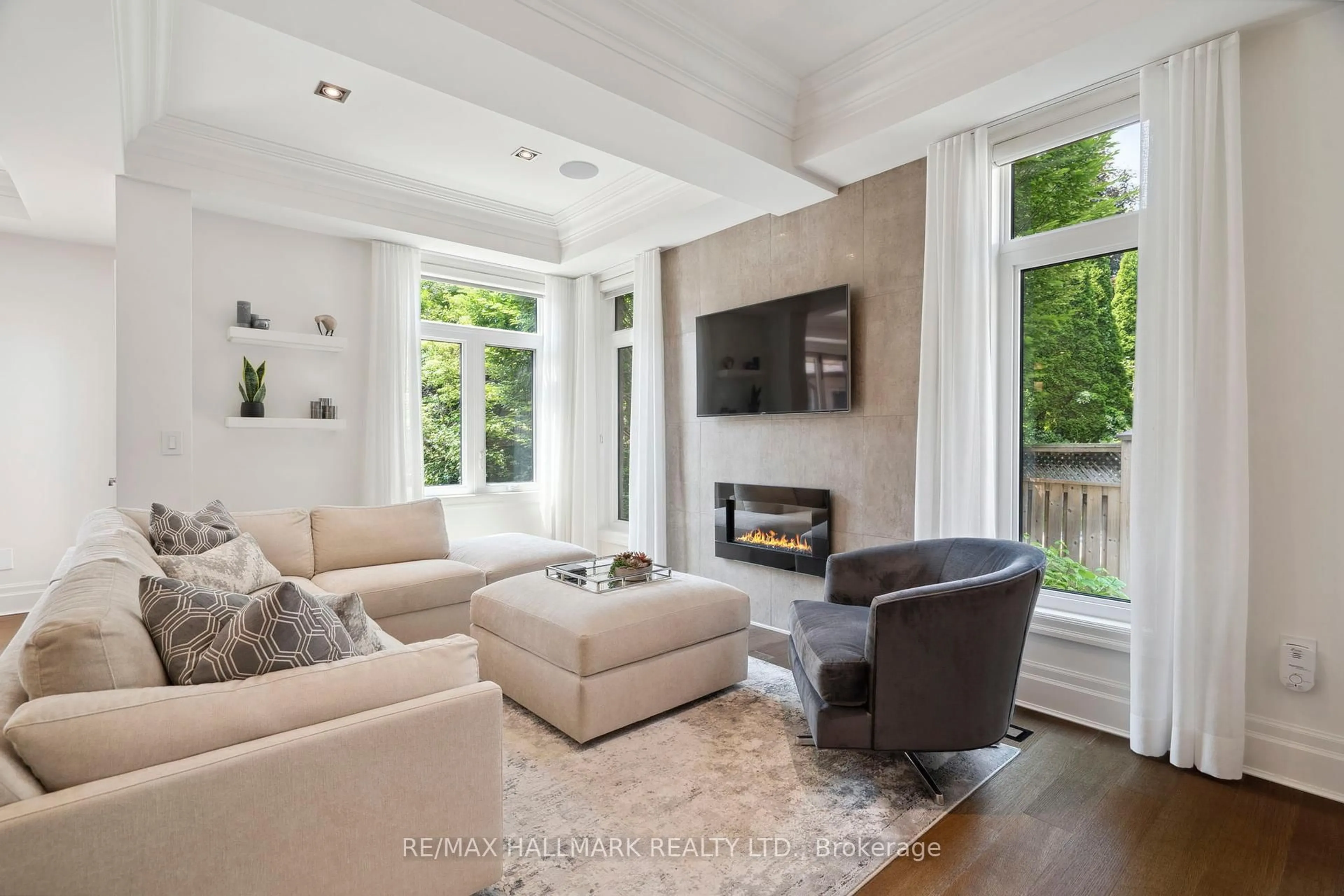 Living room with furniture, unknown for 2092 PINEVALLEY Cres, Oakville Ontario L6H 6L8