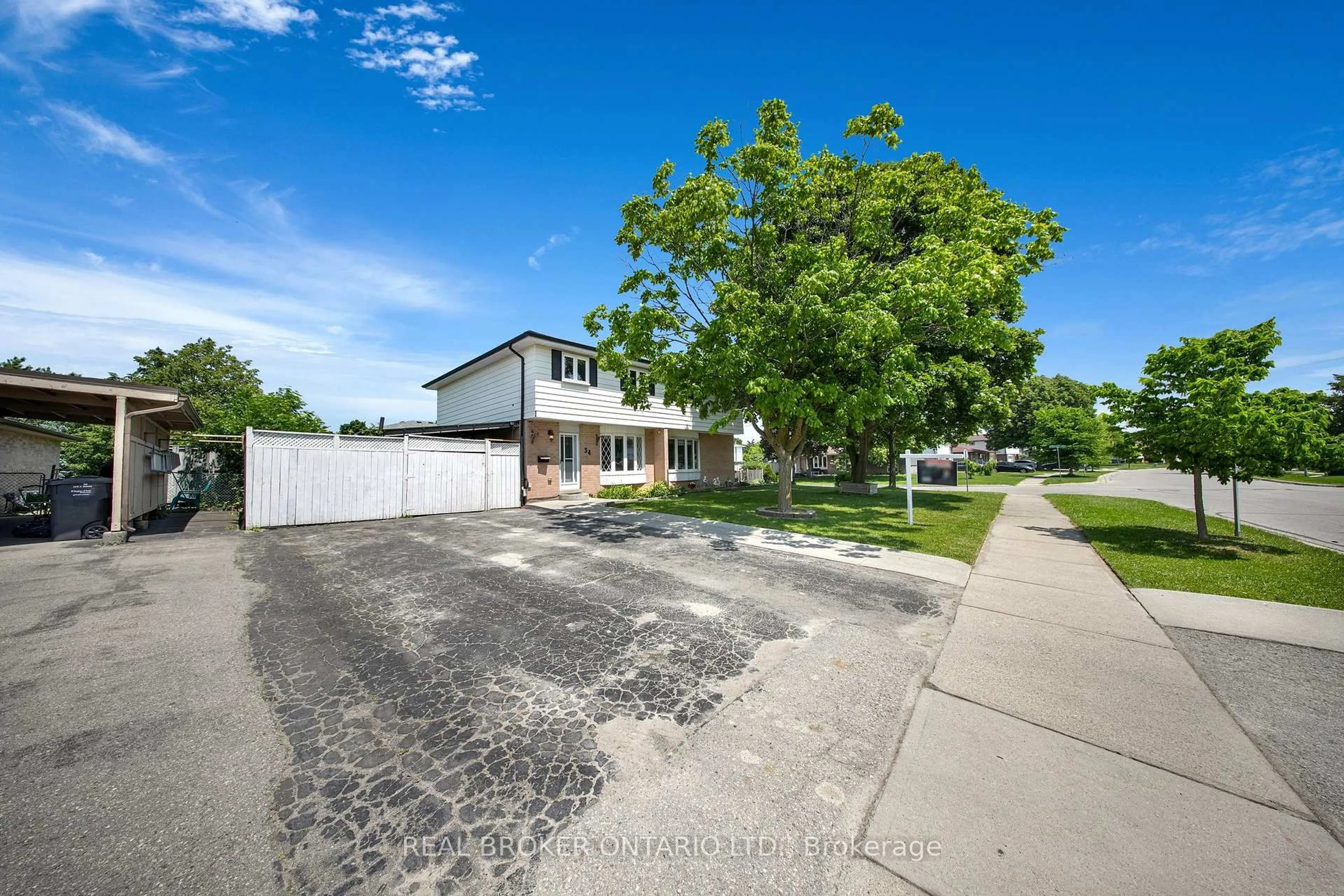 A pic from outside/outdoor area/front of a property/back of a property/a pic from drone, street for 34 Greenbriar Rd, Brampton Ontario L6S 1Z9