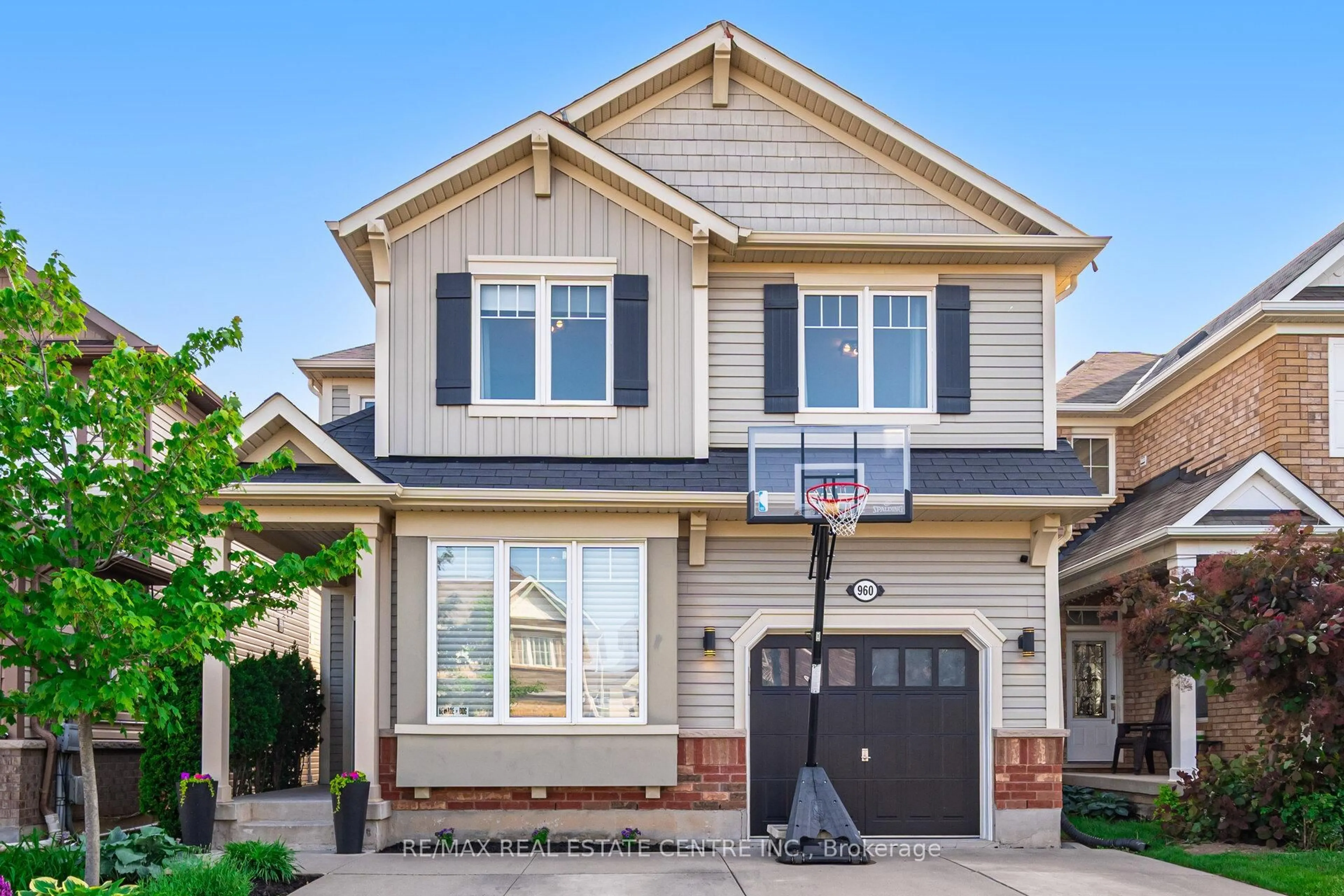 Home with vinyl exterior material, street for 960 Rigo Crossing, Milton Ontario L9T 8C6