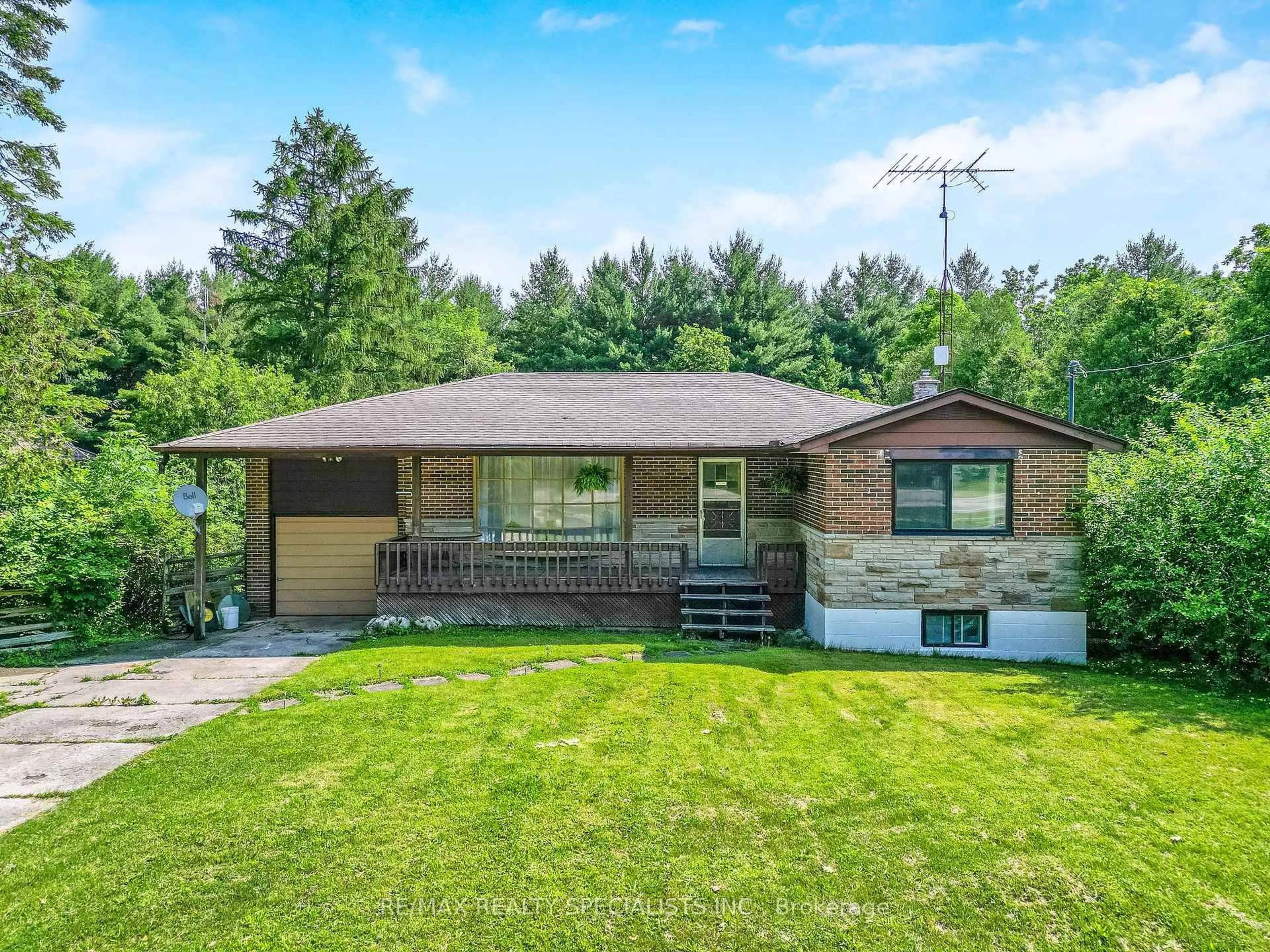 A pic from outside/outdoor area/front of a property/back of a property/a pic from drone, street for 8511 Guelph Line, Milton Ontario L0P 1B0