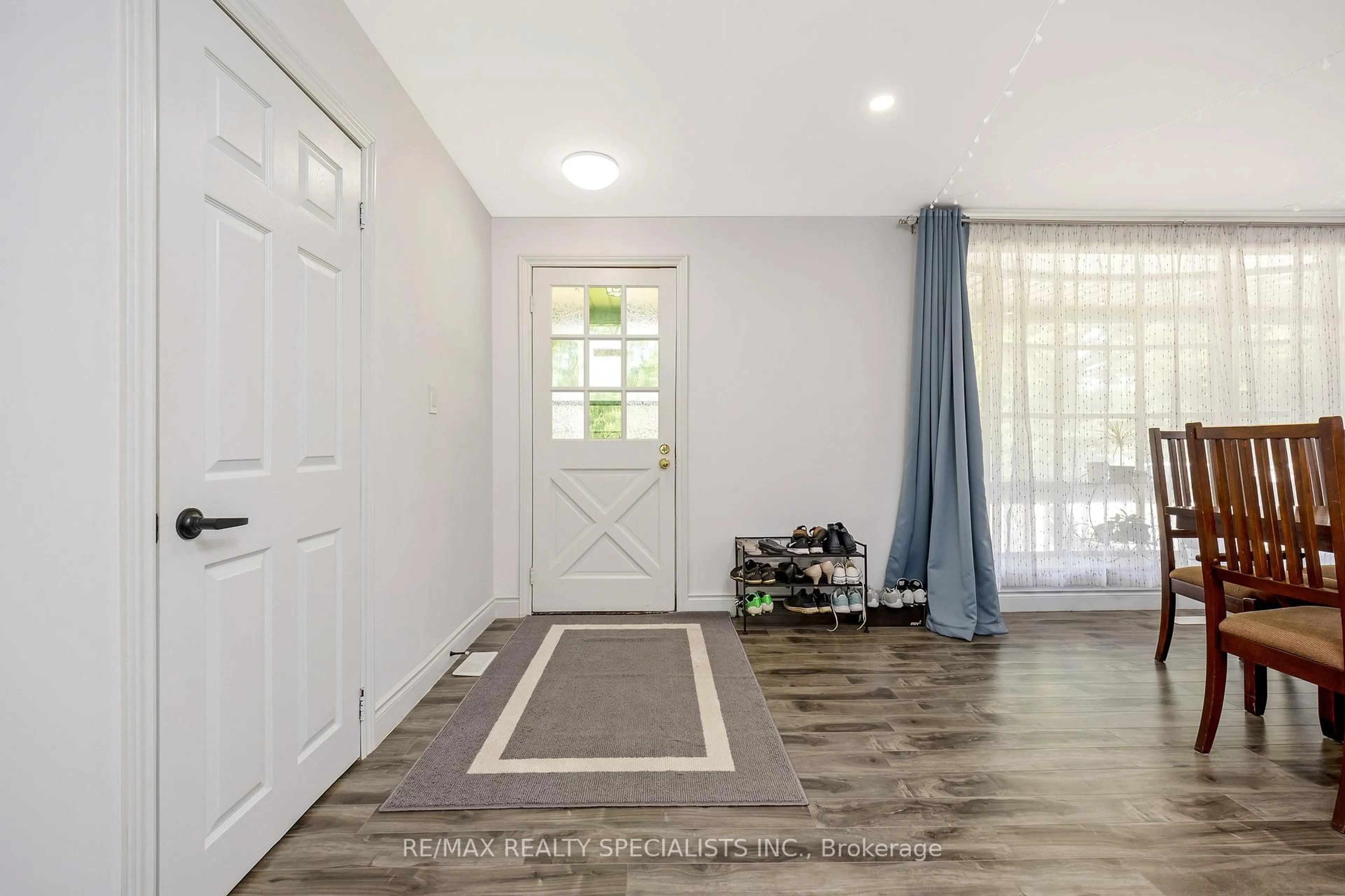 Indoor entryway for 8511 Guelph Line, Milton Ontario L0P 1B0