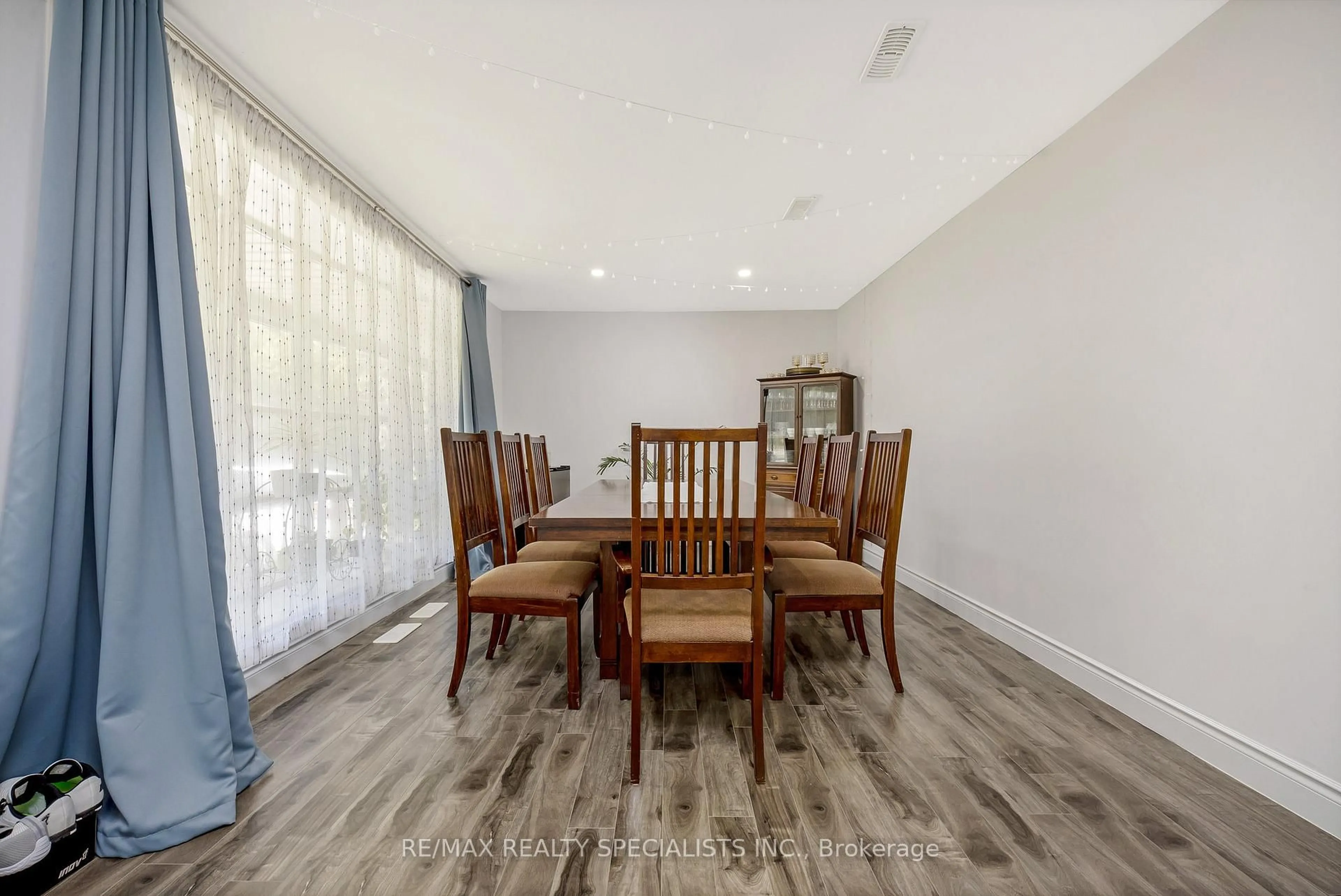 Dining room, wood/laminate floor for 8511 Guelph Line, Milton Ontario L0P 1B0