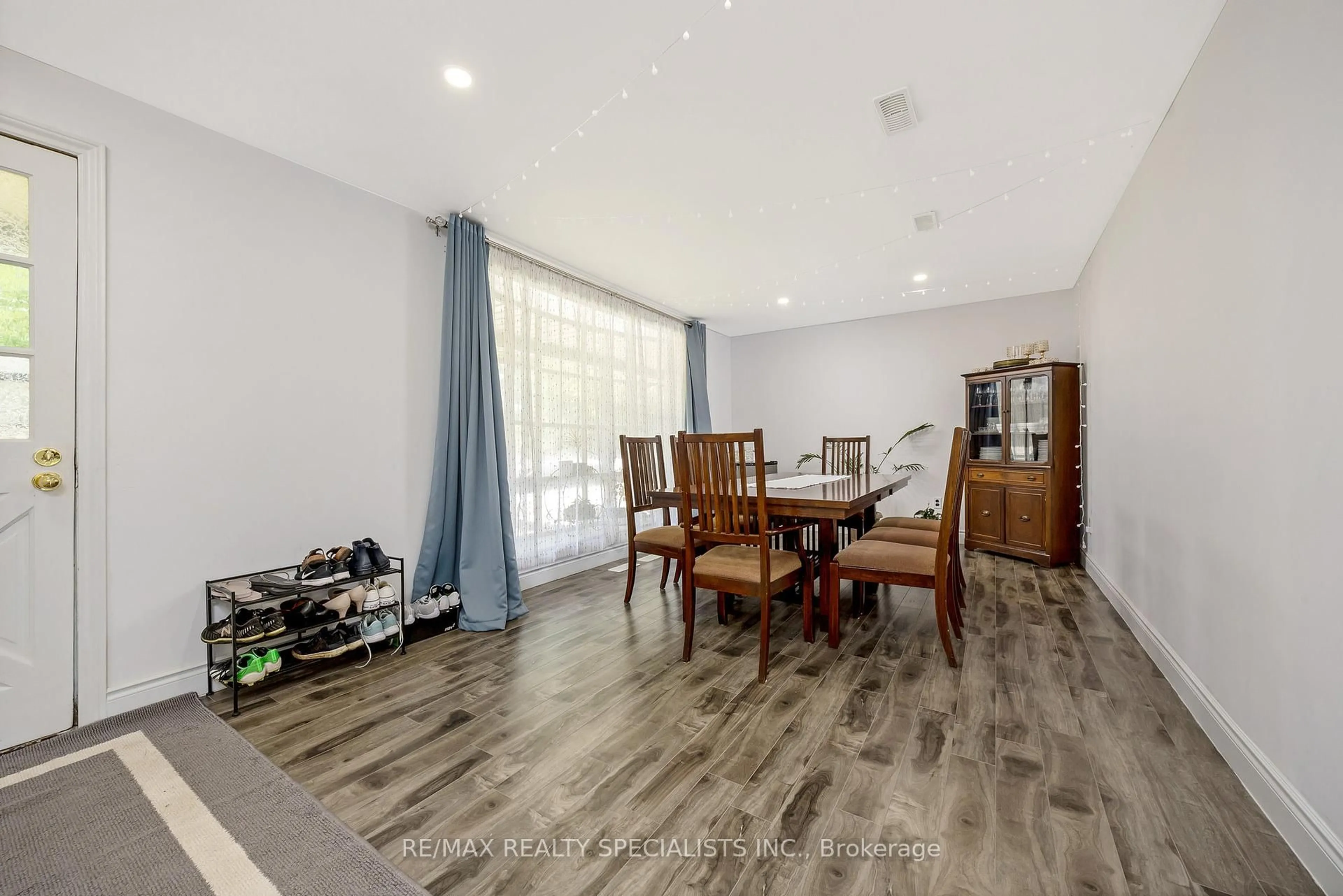 Dining room, wood/laminate floor for 8511 Guelph Line, Milton Ontario L0P 1B0