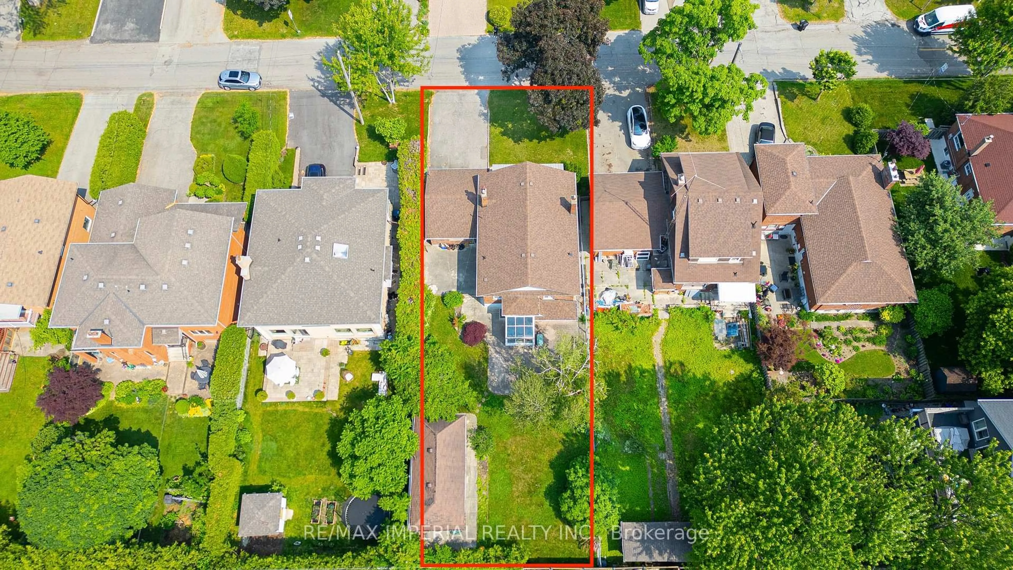 A pic from outside/outdoor area/front of a property/back of a property/a pic from drone, street for 7 Doddington Dr, Toronto Ontario M8Y 1S3
