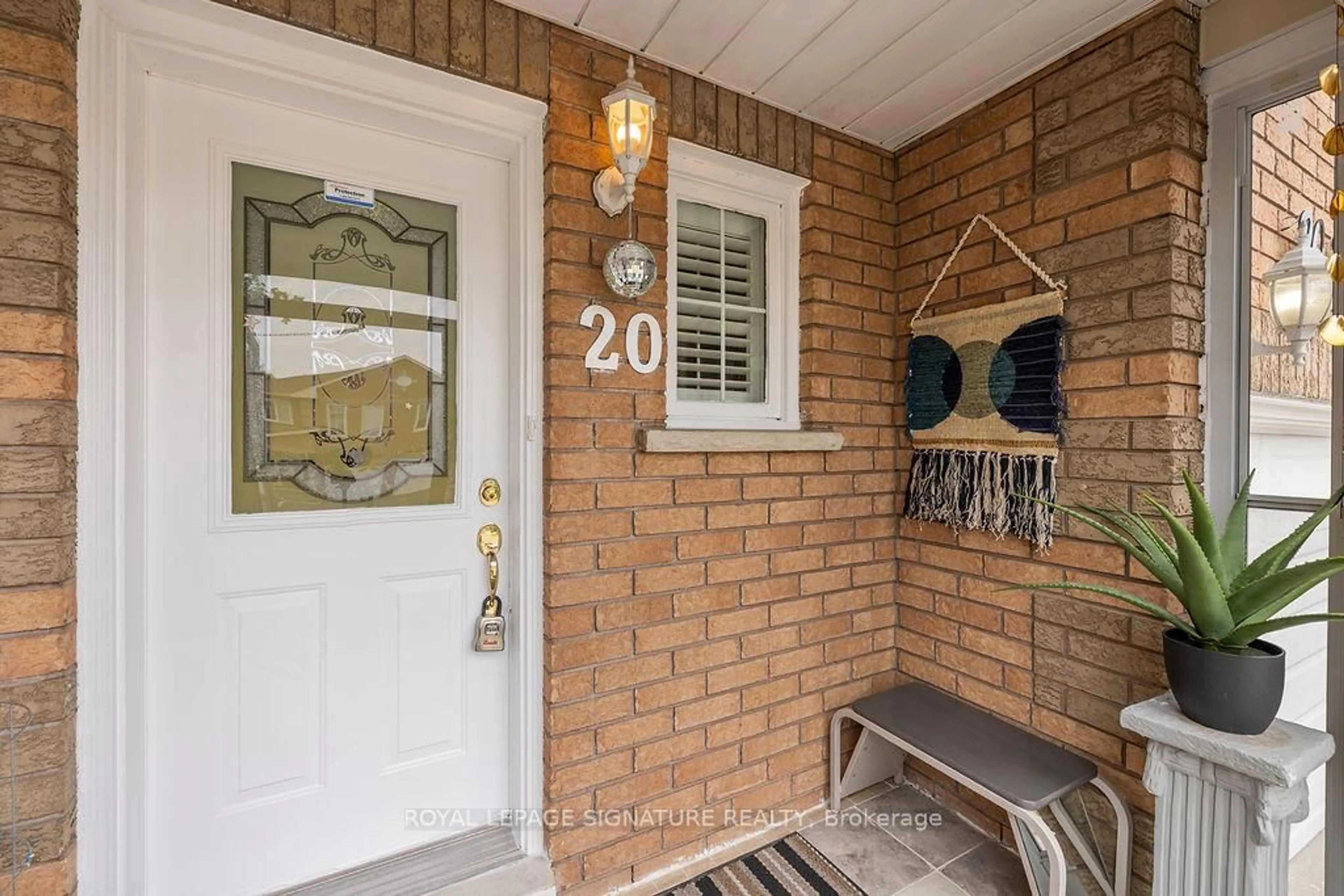 Indoor entryway for 20 Tessler Cres, Brampton Ontario L6X 4P8