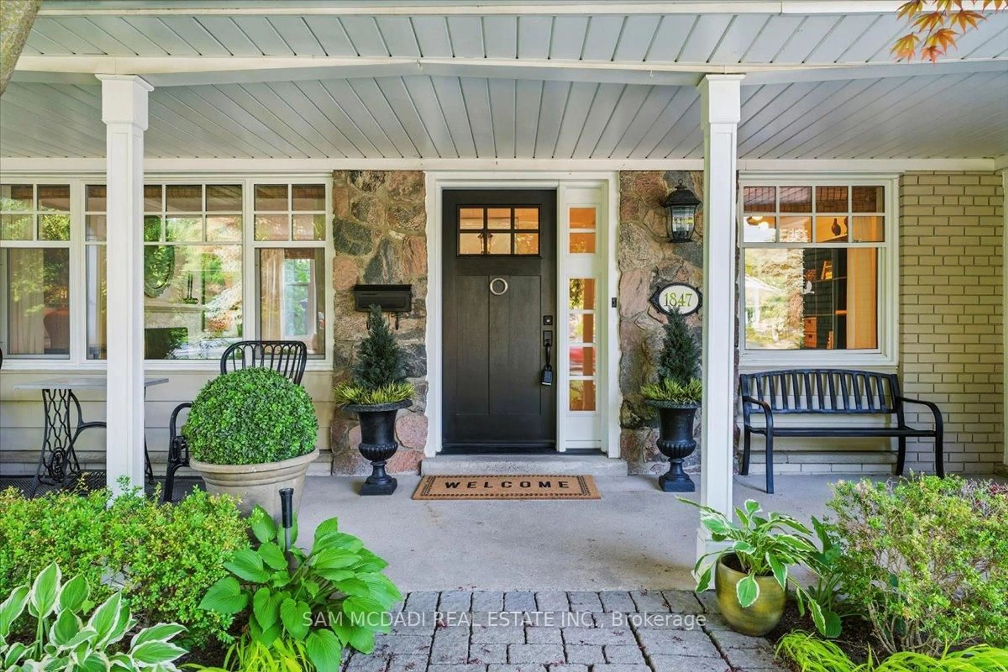 Indoor entryway for 1847 Truscott Dr, Mississauga Ontario L5J 2A1