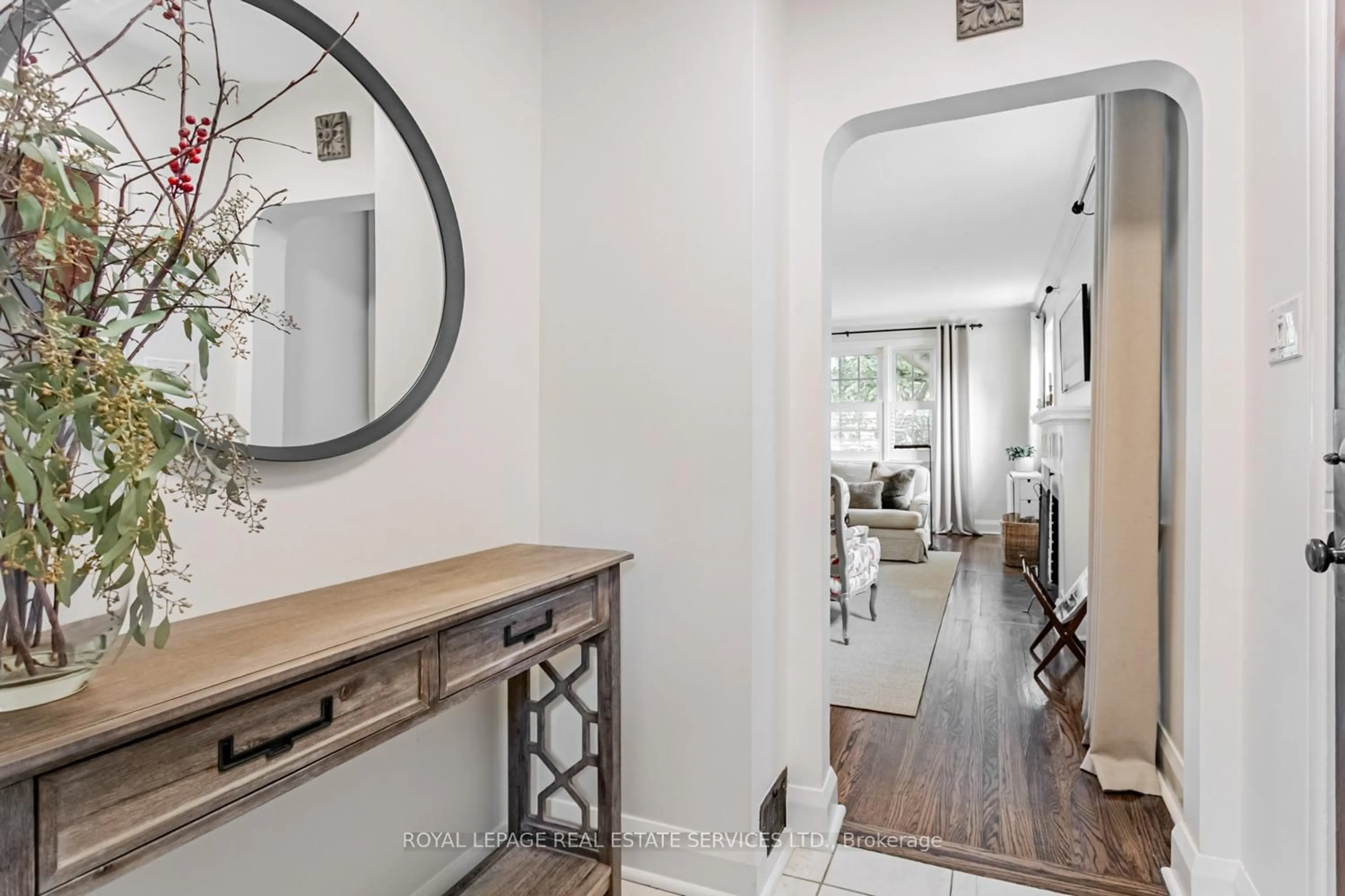Indoor entryway for 35 Edgemore Dr, Toronto Ontario M8Y 2N1