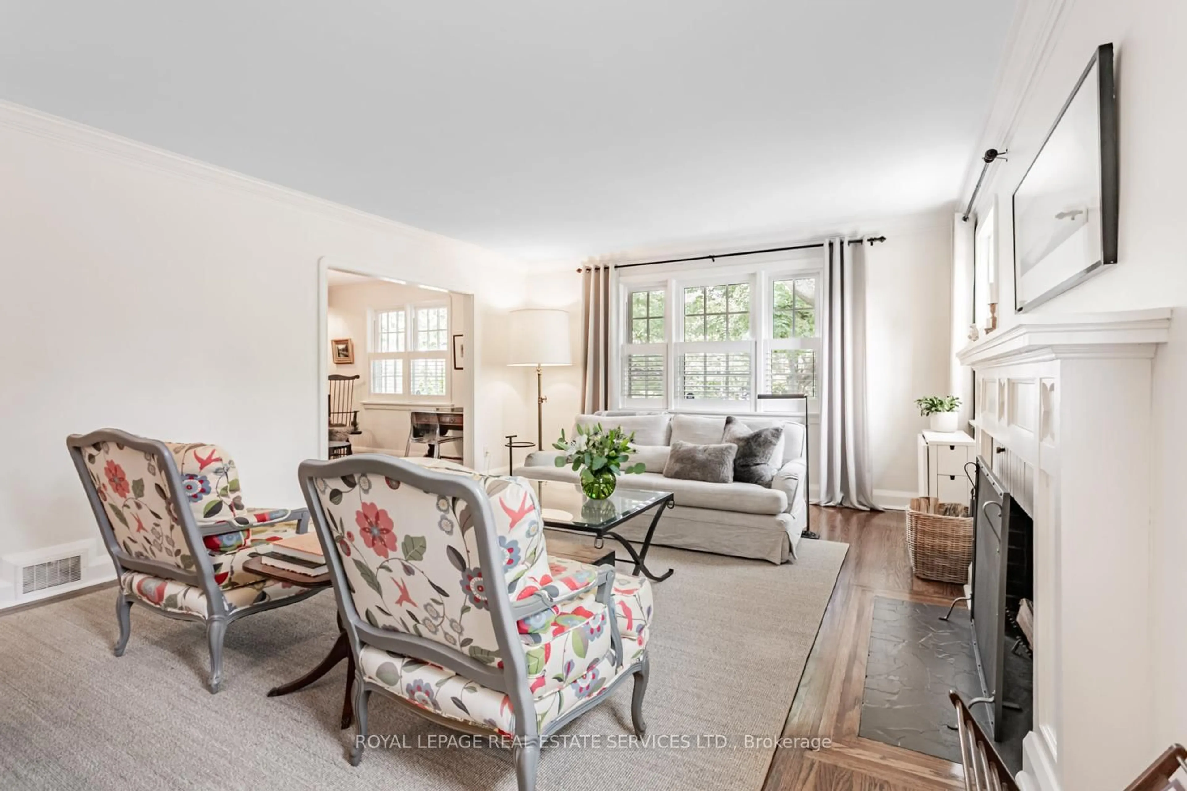 Living room with furniture, unknown for 35 Edgemore Dr, Toronto Ontario M8Y 2N1