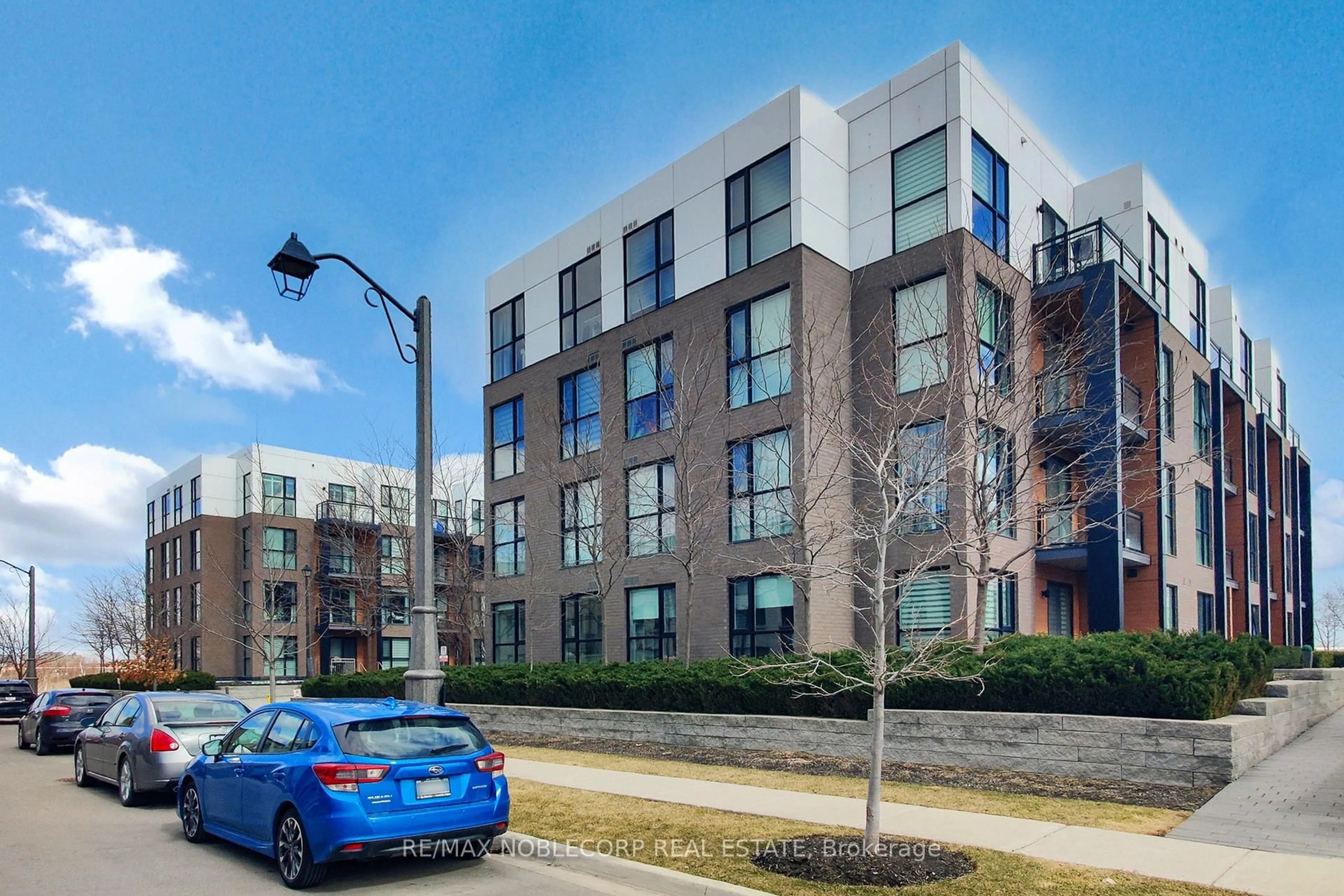 A pic from outside/outdoor area/front of a property/back of a property/a pic from drone, unknown for 210 Sabina Dr #214, Oakville Ontario L6H 0W6
