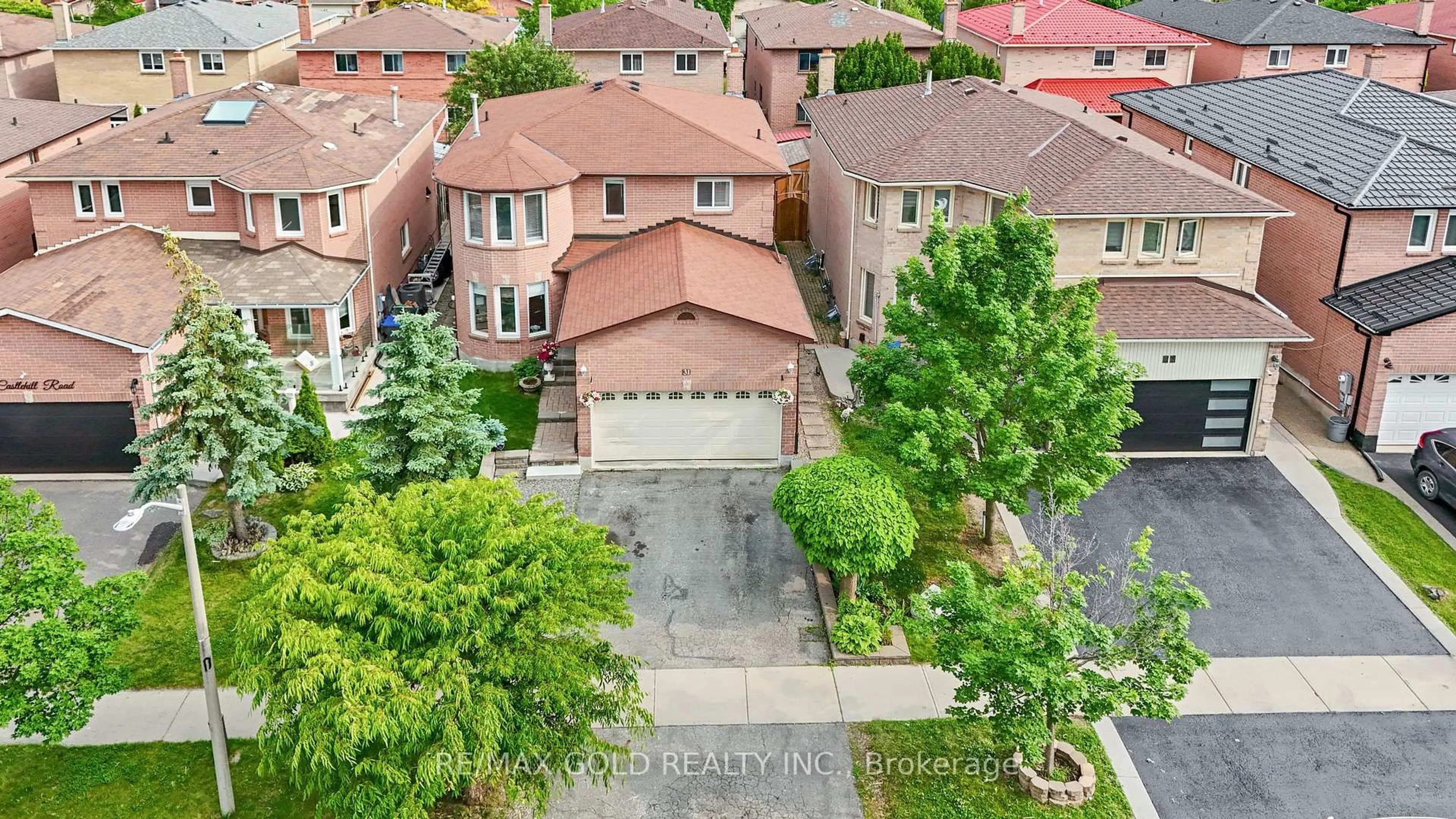 A pic from outside/outdoor area/front of a property/back of a property/a pic from drone, street for 31 CASTLEHILL Rd, Brampton Ontario L6X 4E3