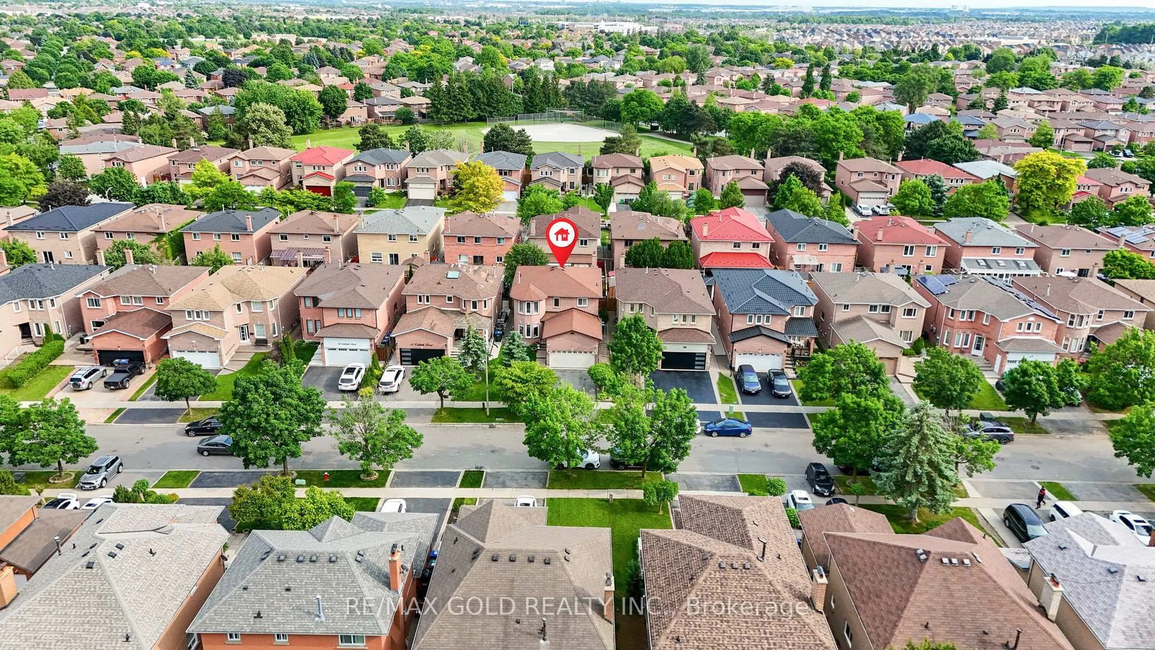 A pic from outside/outdoor area/front of a property/back of a property/a pic from drone, street for 31 CASTLEHILL Rd, Brampton Ontario L6X 4E3