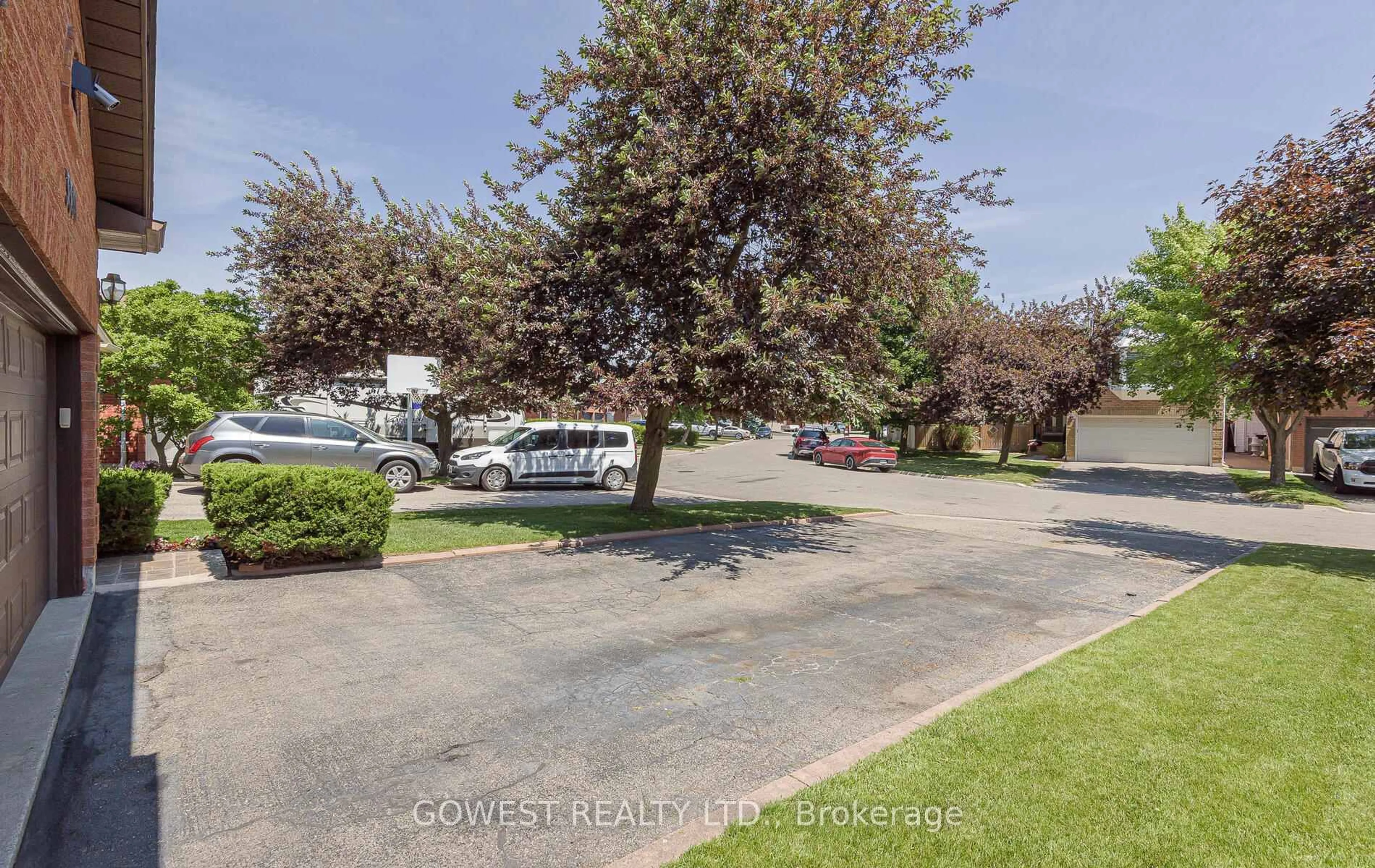 A pic from outside/outdoor area/front of a property/back of a property/a pic from drone, street for 3339 Sundew Crt, Mississauga Ontario L5N 5X6