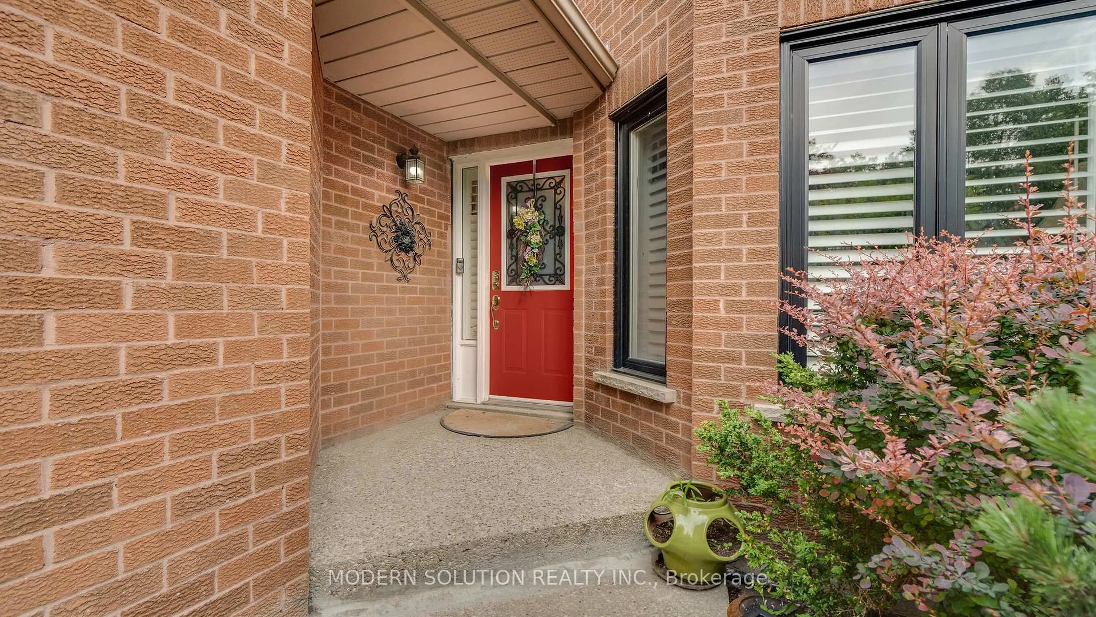 Indoor entryway for 6259 Snowflake Lane, Mississauga Ontario L5N 6G8
