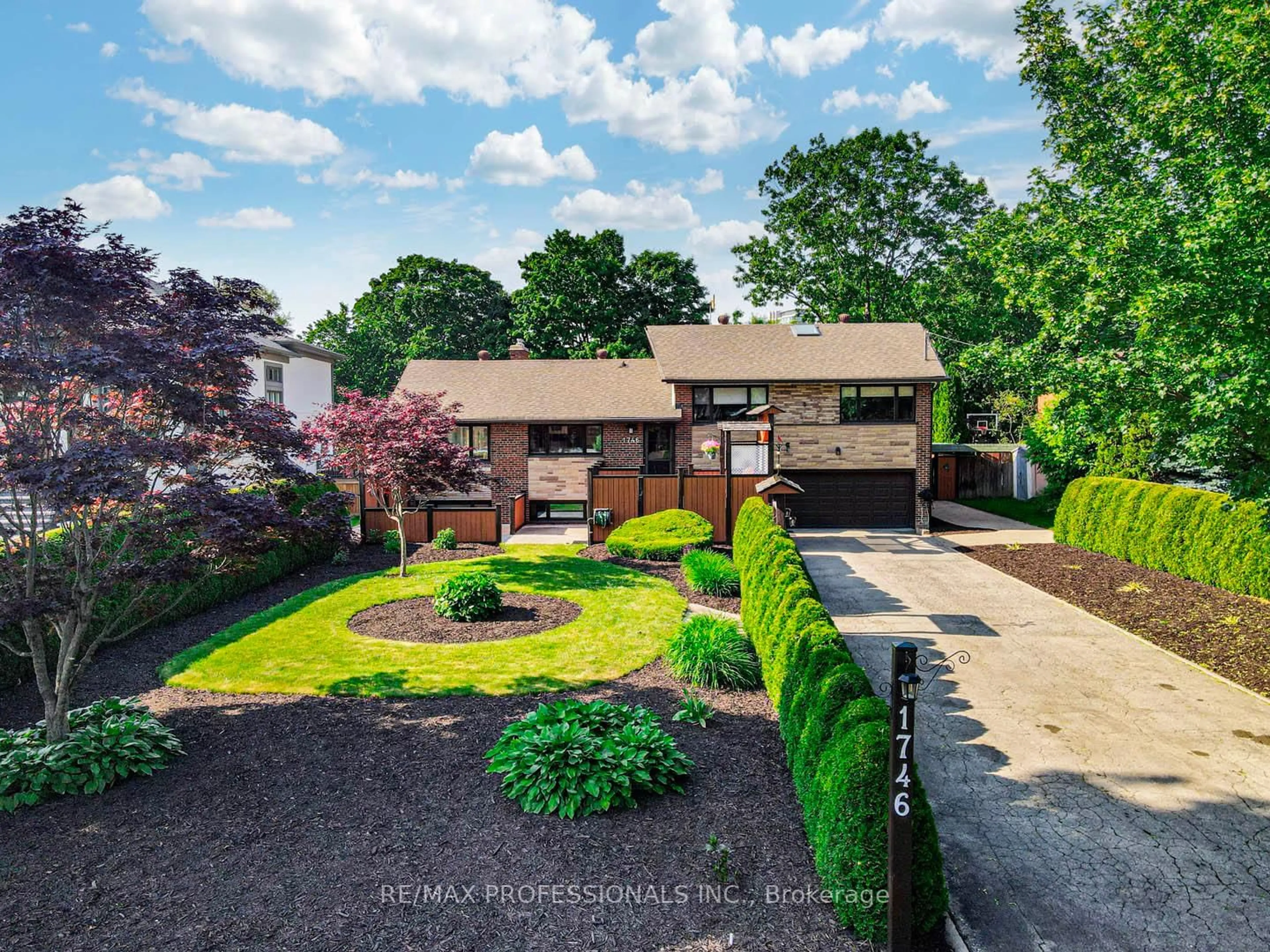 A pic from outside/outdoor area/front of a property/back of a property/a pic from drone, street for 1746 Lincolnshire Blvd, Mississauga Ontario L5E 2S7